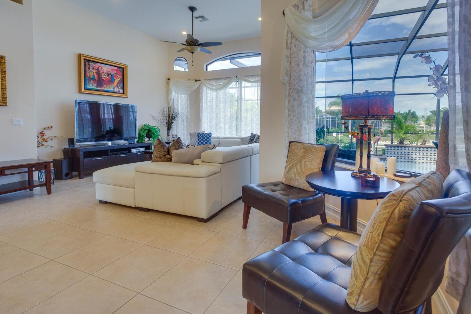 Upscale With Outdoor Bar And Pool!