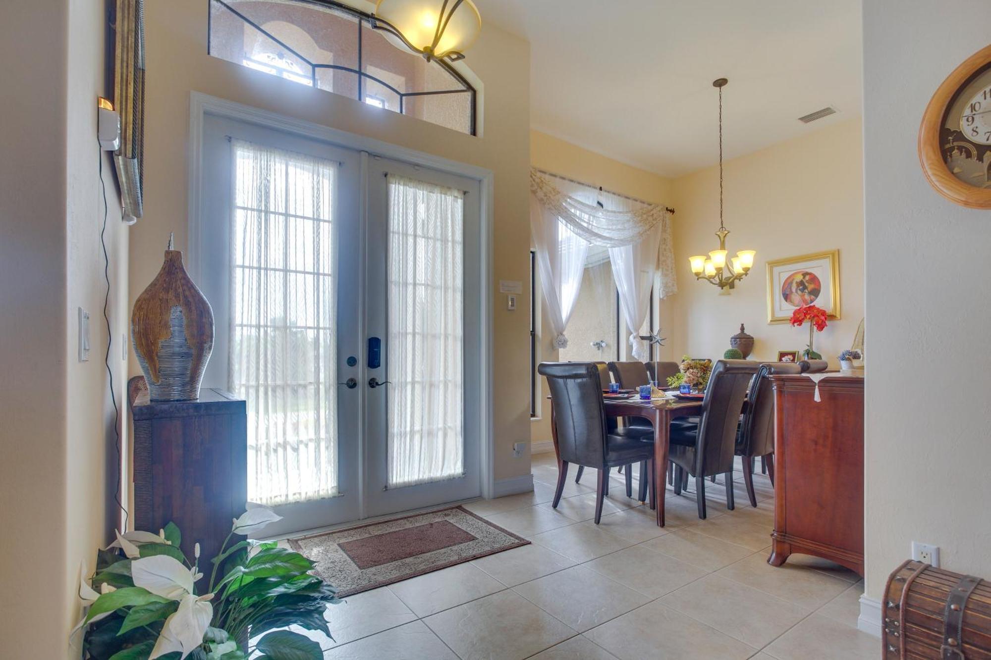 Upscale With Outdoor Bar And Pool! Villa