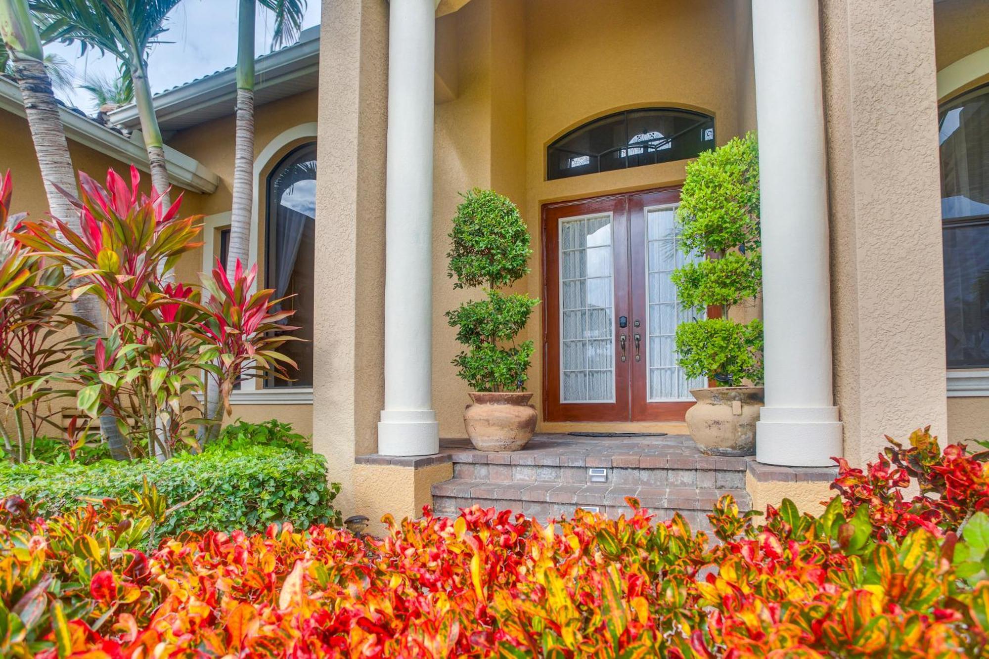 Upscale With Outdoor Bar And Pool! Marco Island