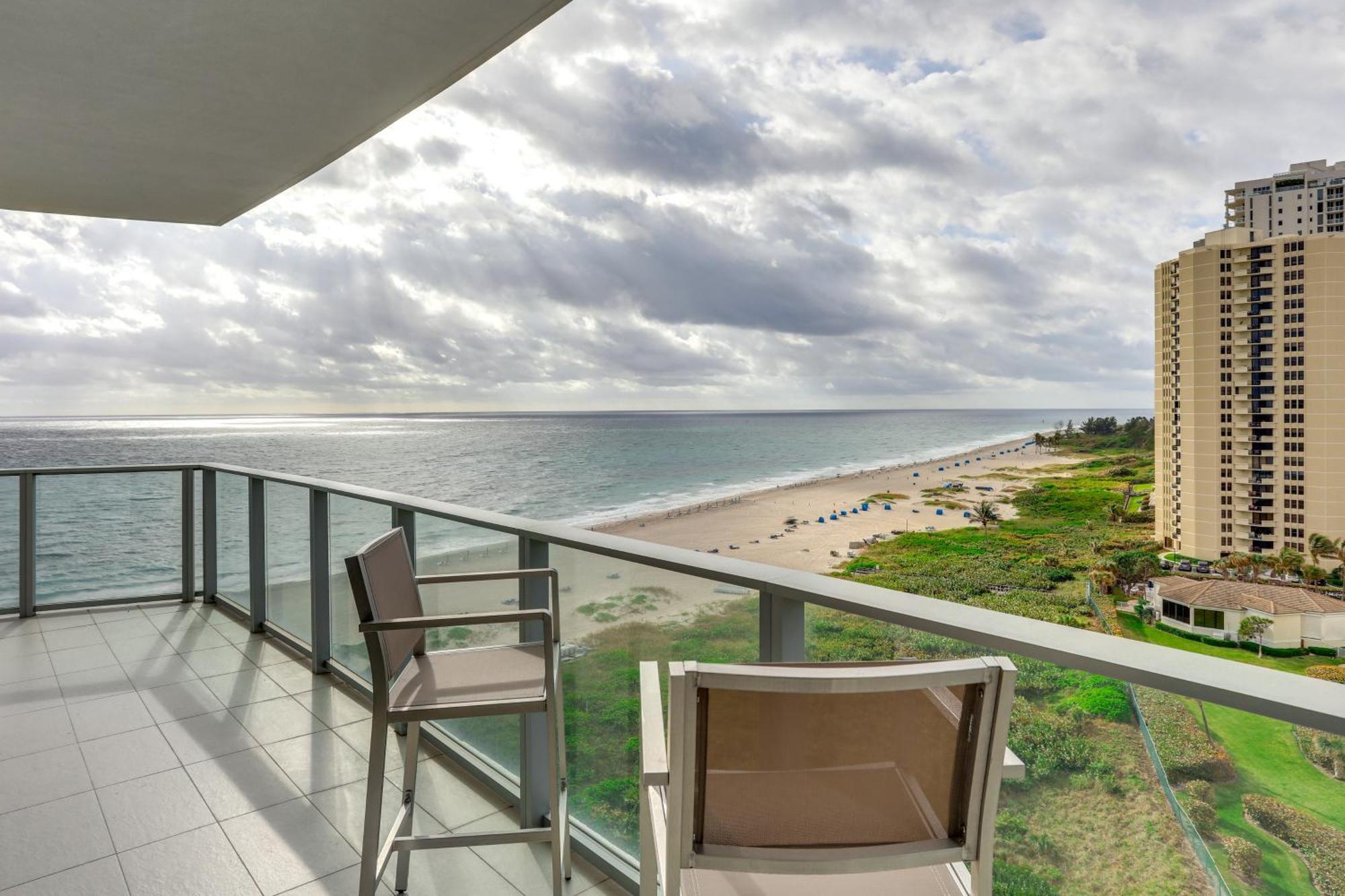 Stunning Ocean Views Riviera Condo! Riviera Beach