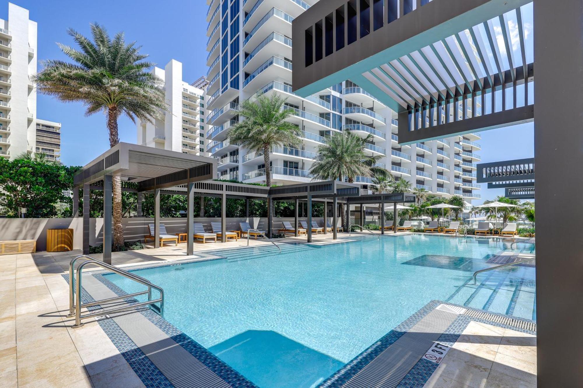 Stunning Ocean Views Riviera Condo! Apartment Riviera Beach