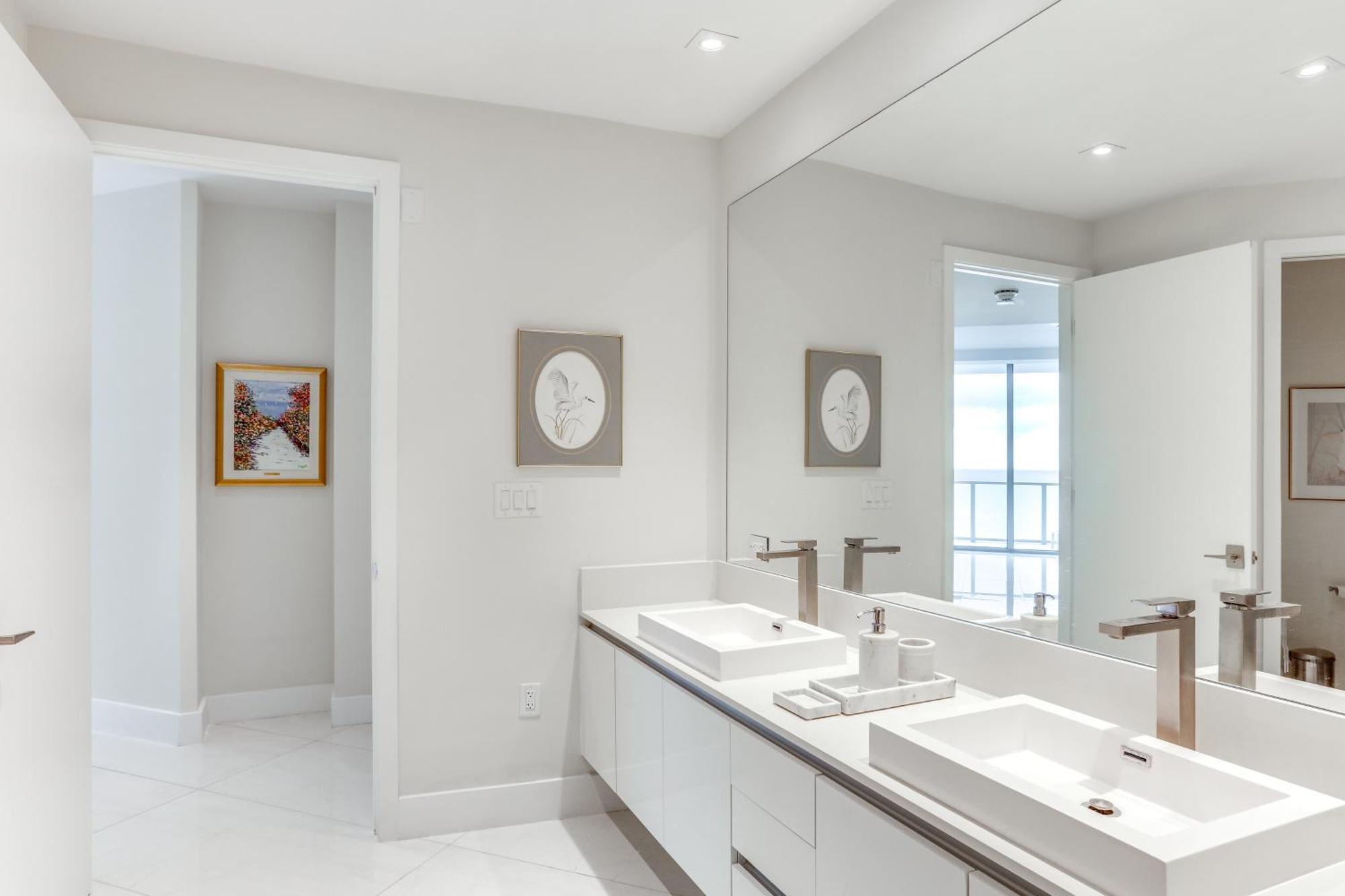 Stunning Ocean Views Riviera Condo! Riviera Beach