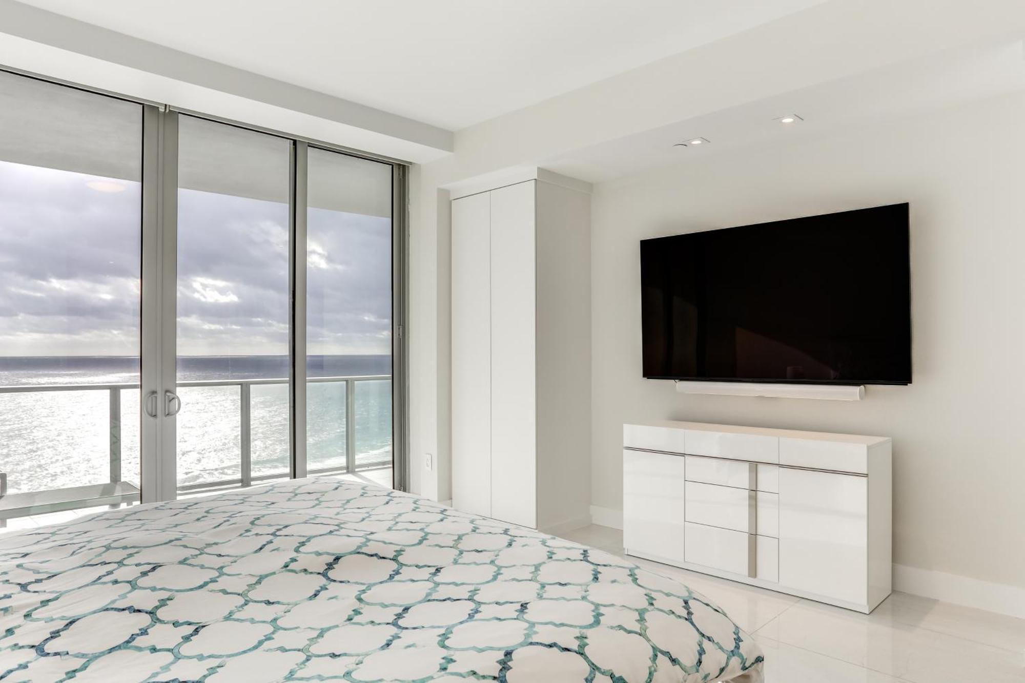 Stunning Ocean Views Riviera Condo! * Riviera Beach