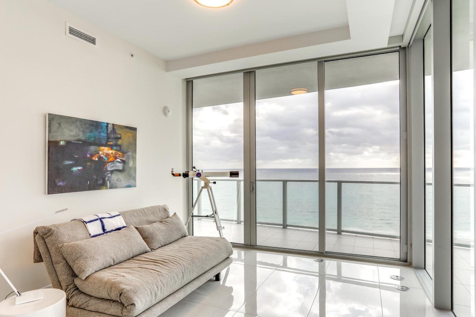 Stunning Ocean Views Riviera Condo! * Riviera Beach