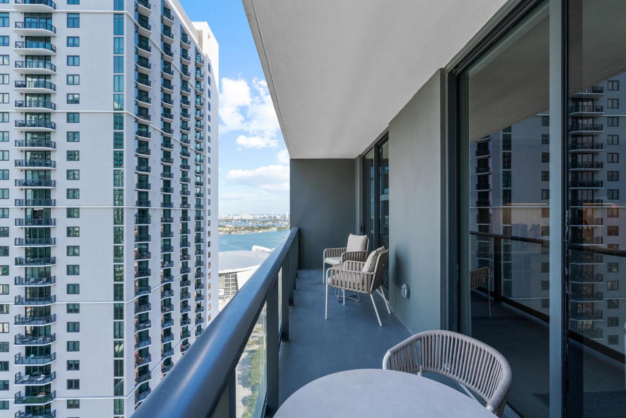 Luxury 2-bdrm In The Heart Of Downtown Apartment *