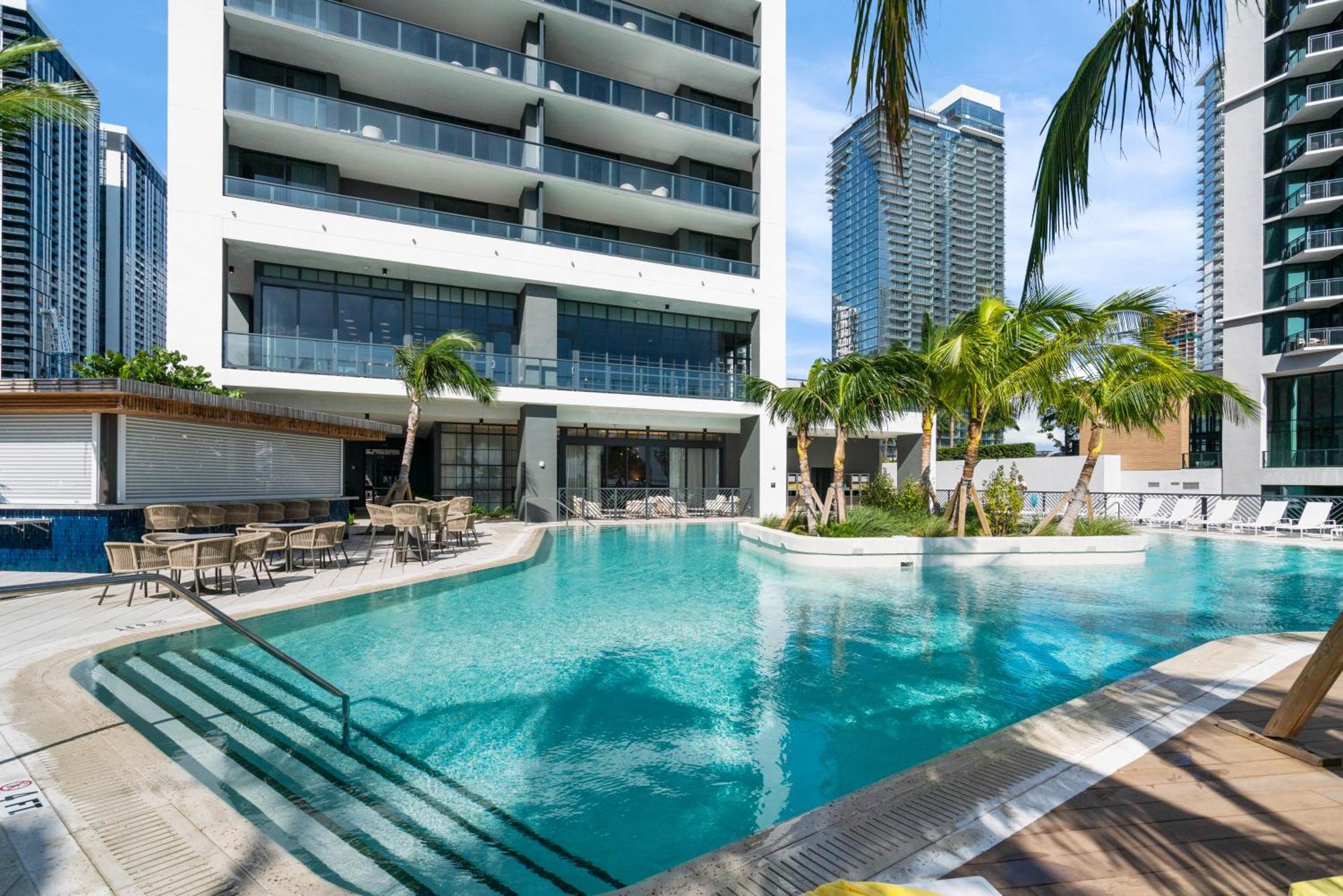 Apartment Luxury 2-bdrm In The Heart Of Downtown *