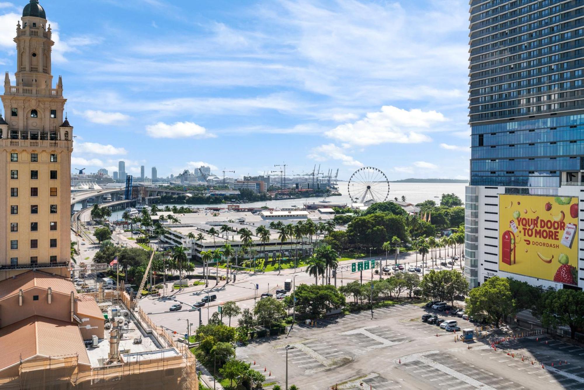 Luxury 2-bdrm In The Heart Of Downtown Apartment *