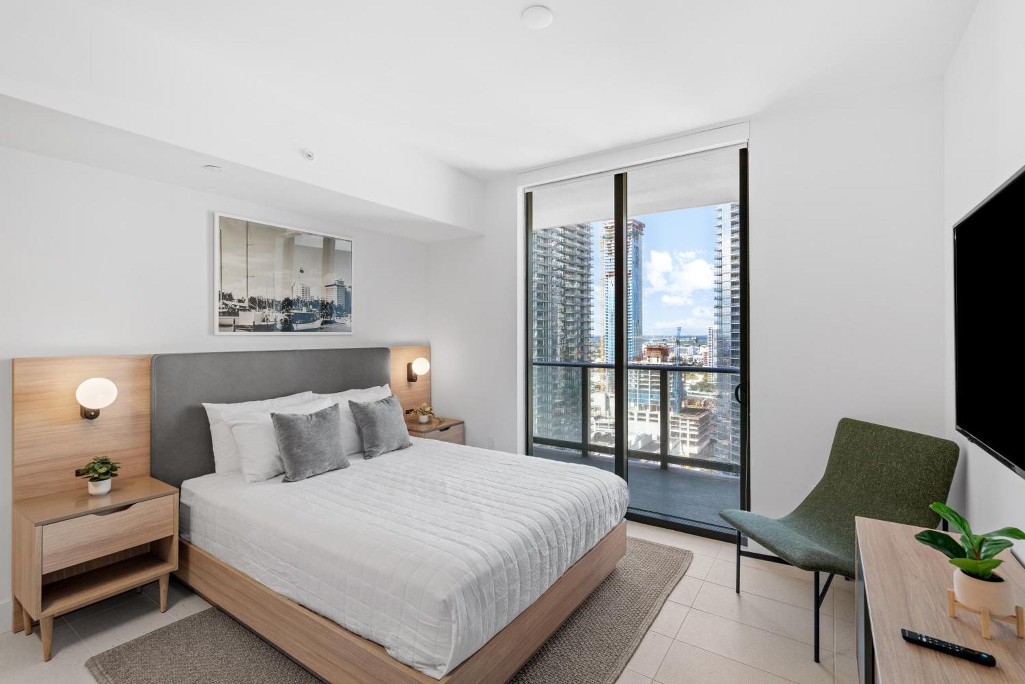 Luxury 2-bdrm In The Heart Of Downtown Apartment *
