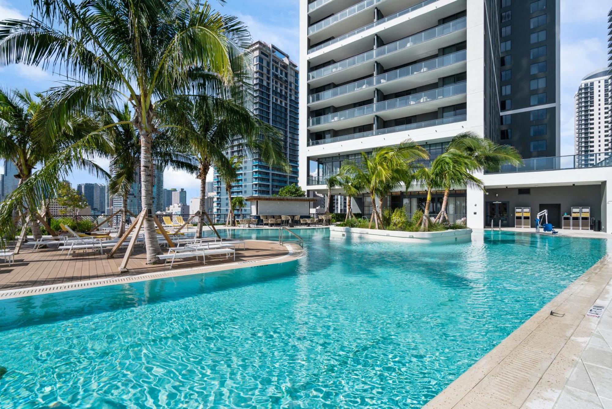 Apartment Luxury 2-bdrm In The Heart Of Downtown *