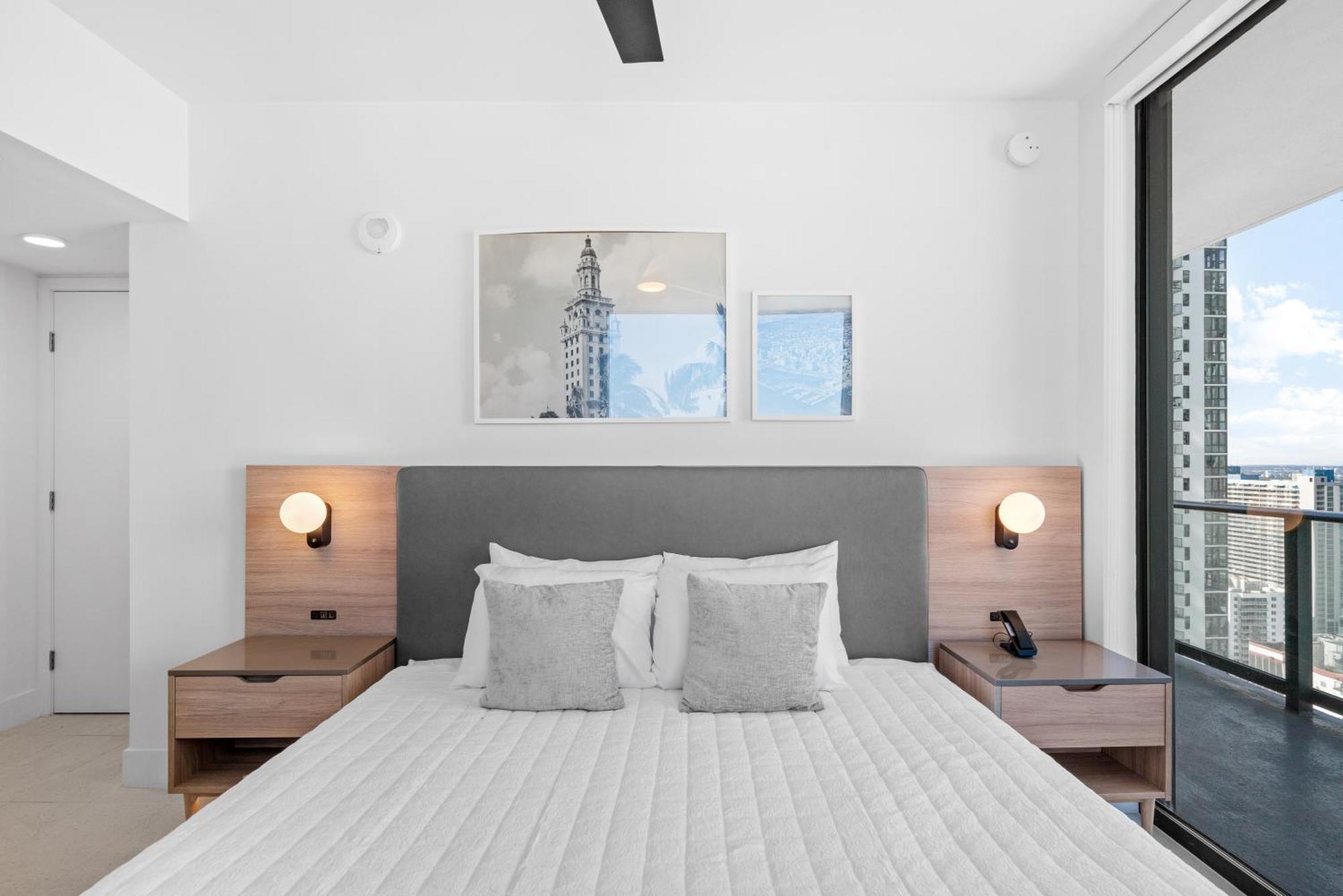 Apartment Luxury 2-bdrm In The Heart Of Downtown *