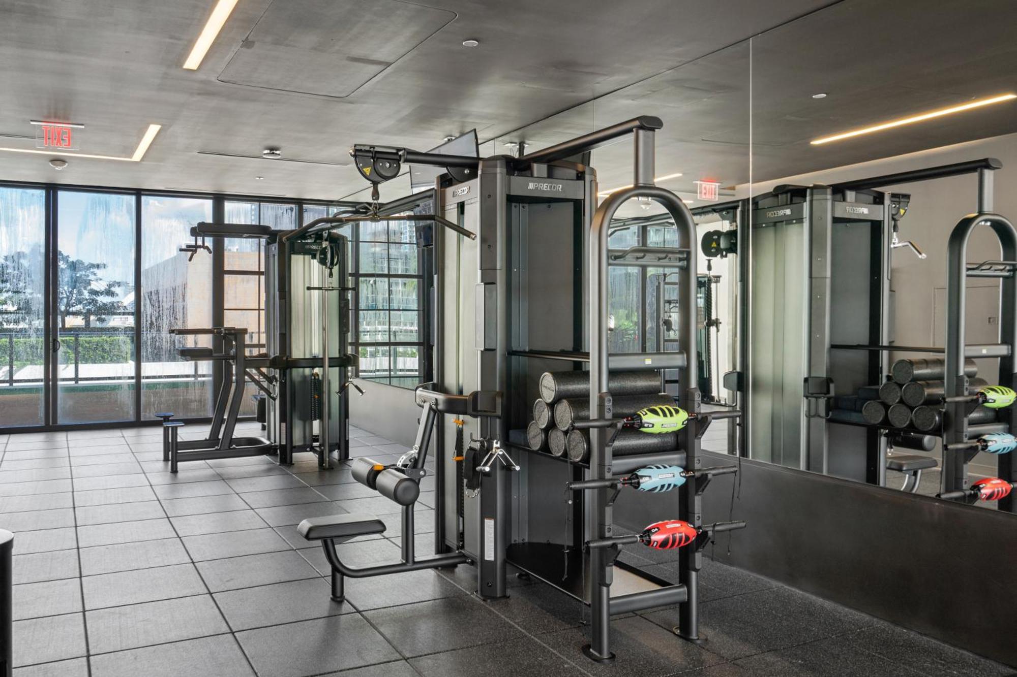 Luxury 2-bdrm In The Heart Of Downtown Apartment *