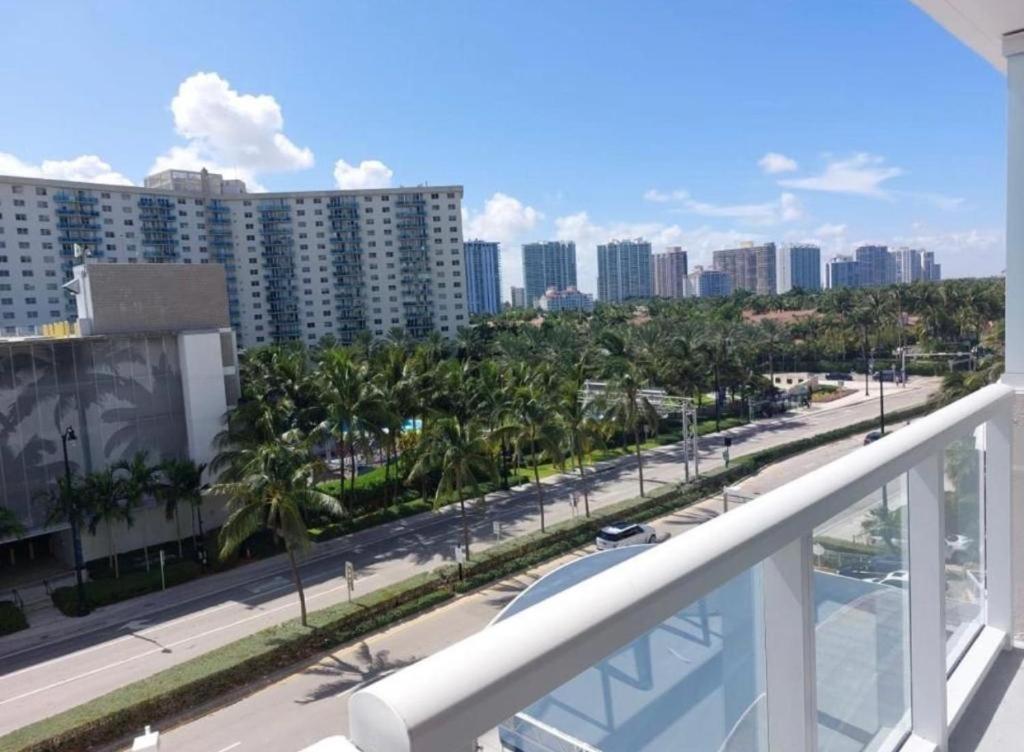 Departamento Sobre La Playa Con Vista A La Collins Ave * Sunny Isles Beach