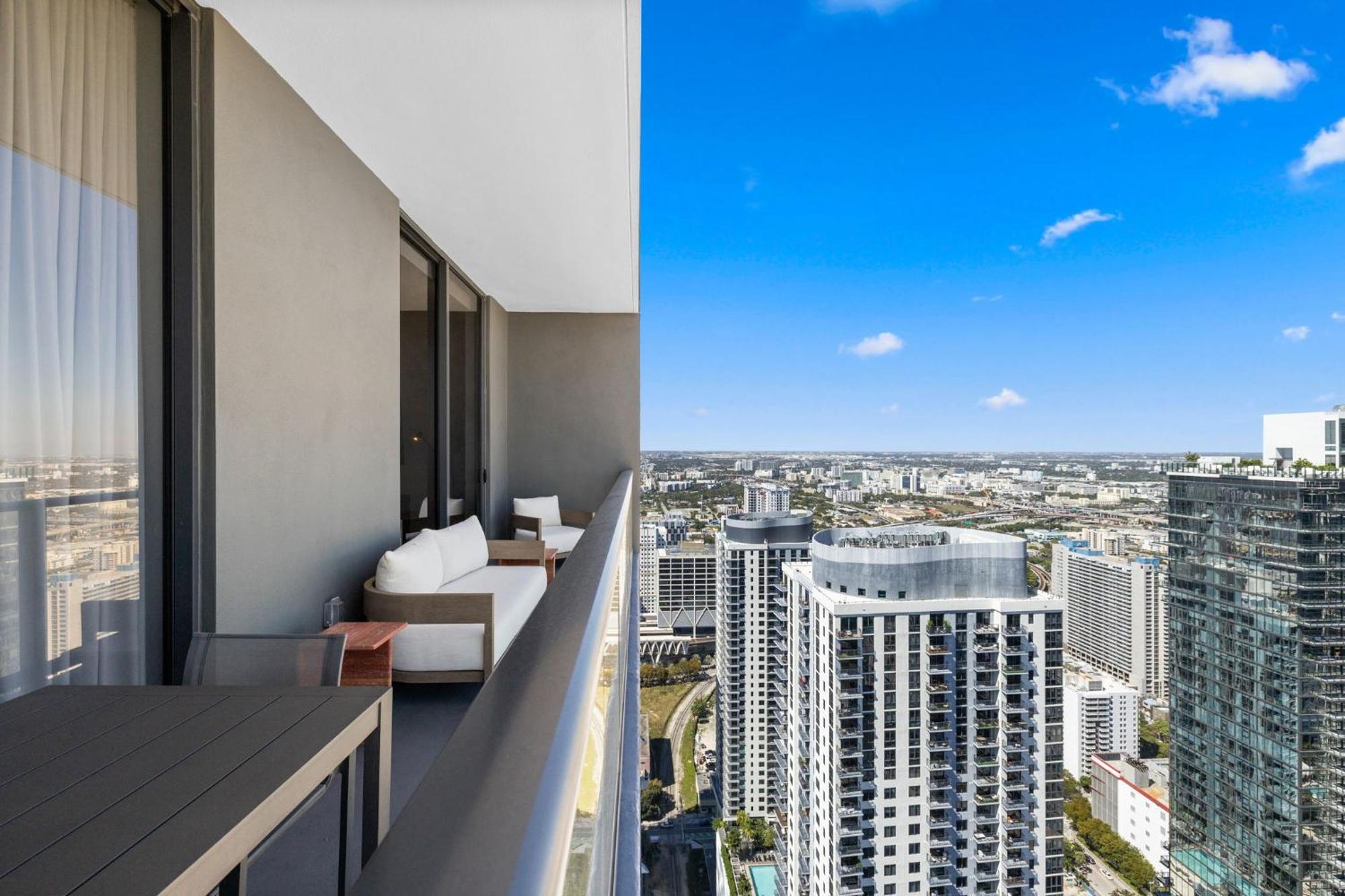 Apartment On The 49th Floor! On Highest & Free Parking Miami
