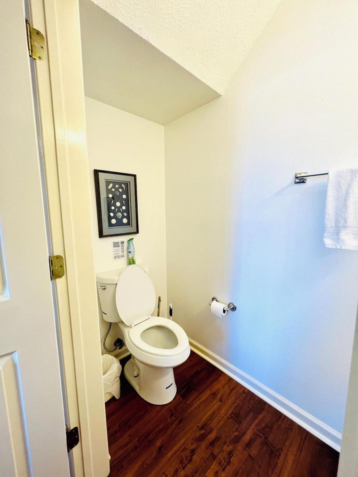 Dog And Kid Friendly House - Private Yard & Deck - 3 Min Walk To