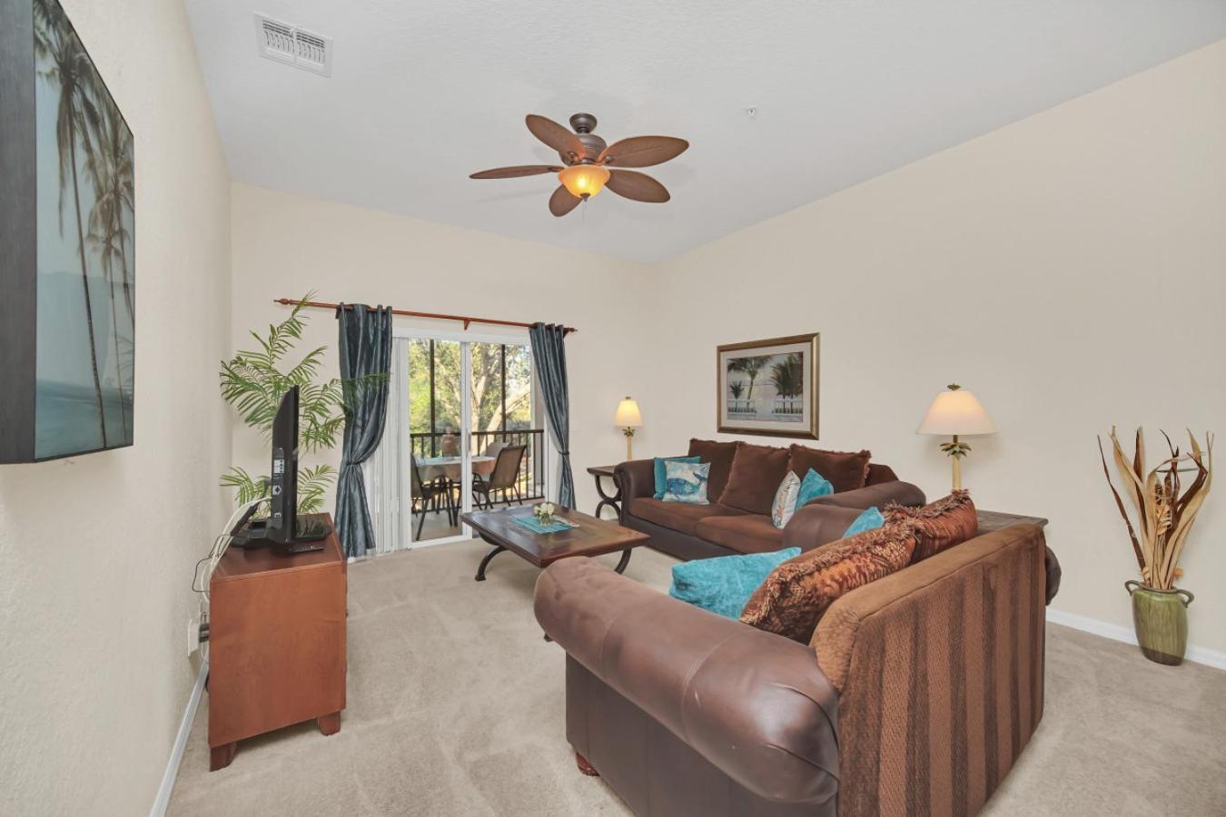 Balcony Access Splashpad Hot Tub Pool *