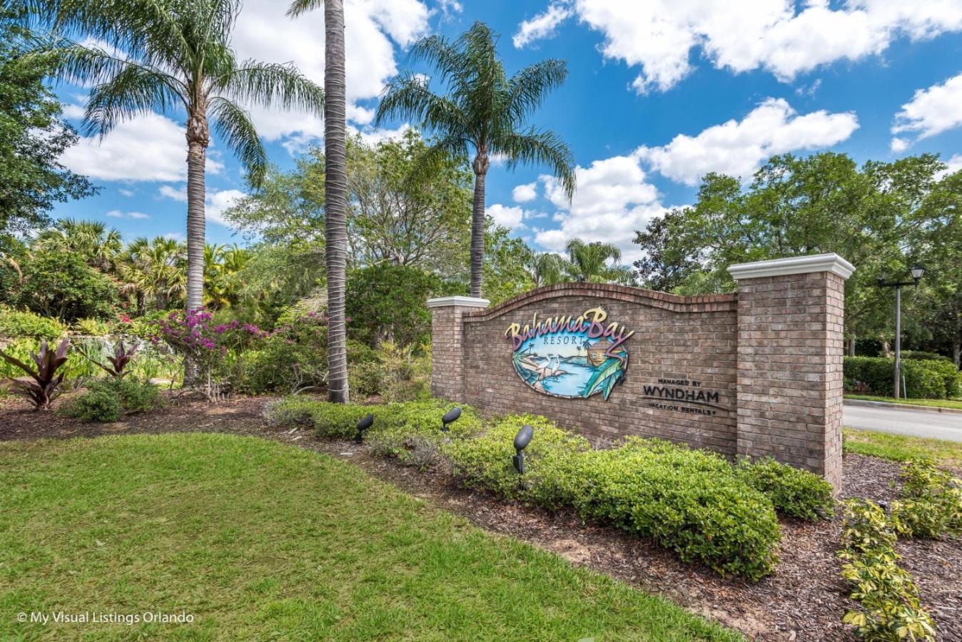 Balcony Access Splashpad Hot Tub Pool *