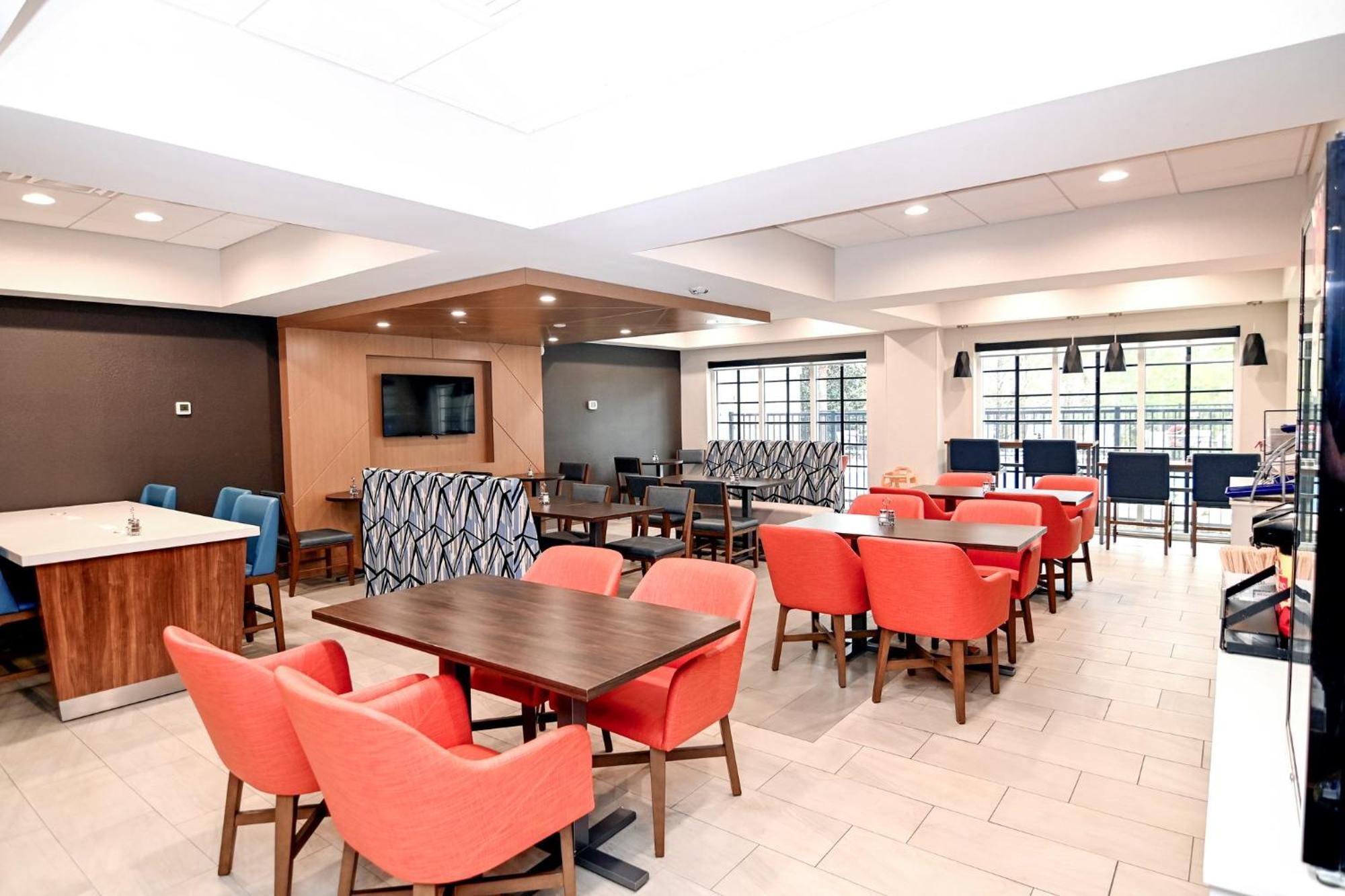 & Suites-i-95