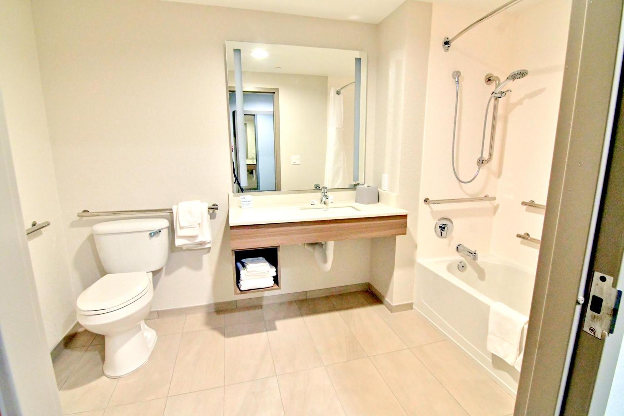 & Suites-i-95 2*