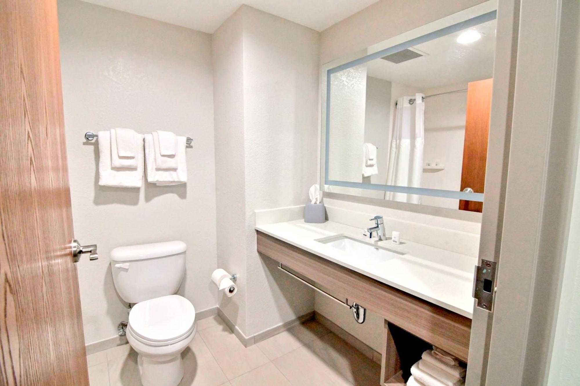 & Suites-i-95