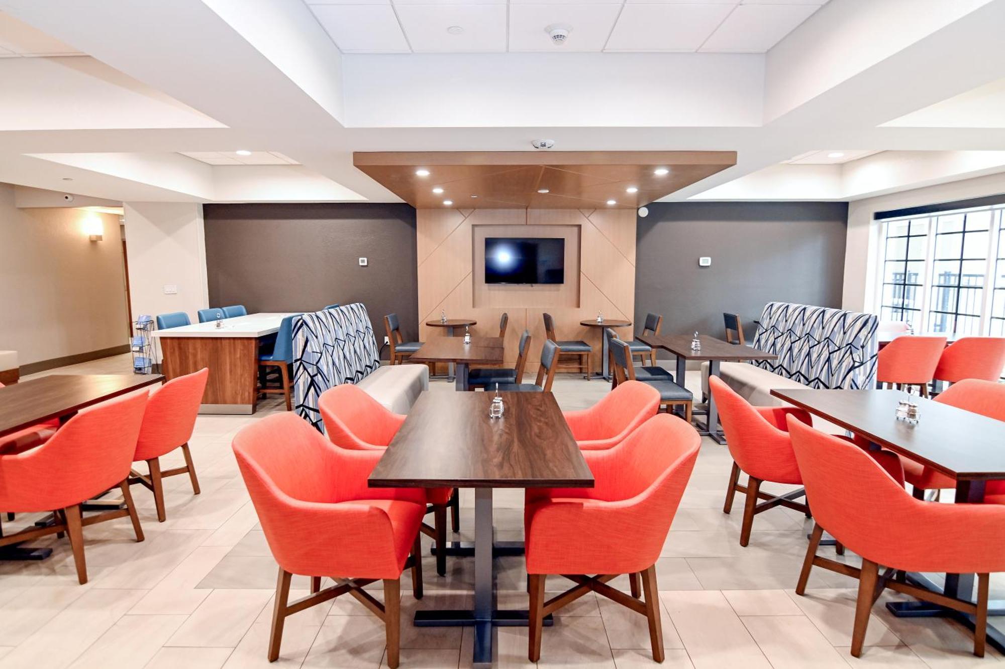 & Suites-i-95 Hotel 2*