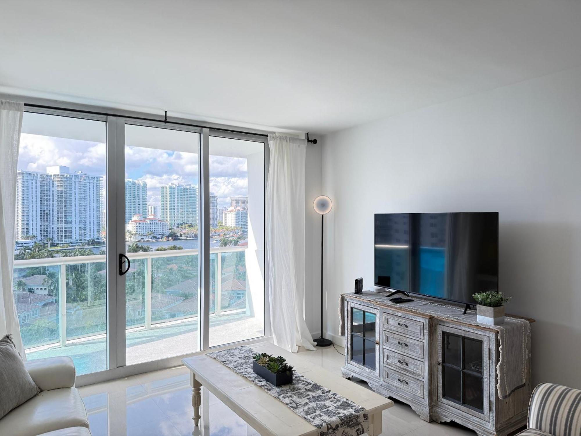 Apartment 1 Spring Promo - Sunny Isles Seaview Condo, Walk To Beach, Amazing Amenities