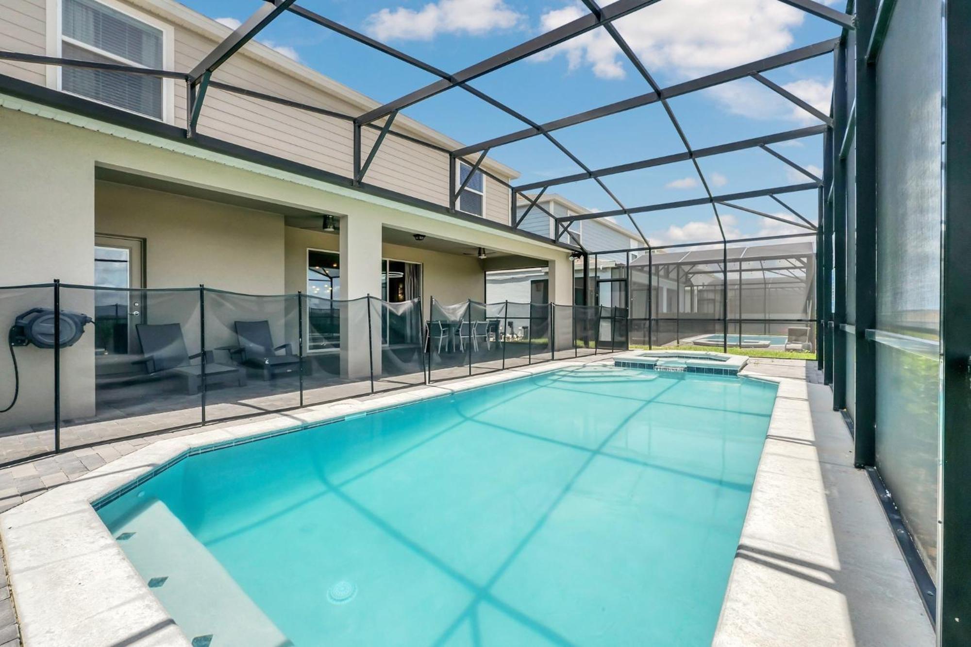 Brand New 10beds At Windsor Island With Pool Holiday home