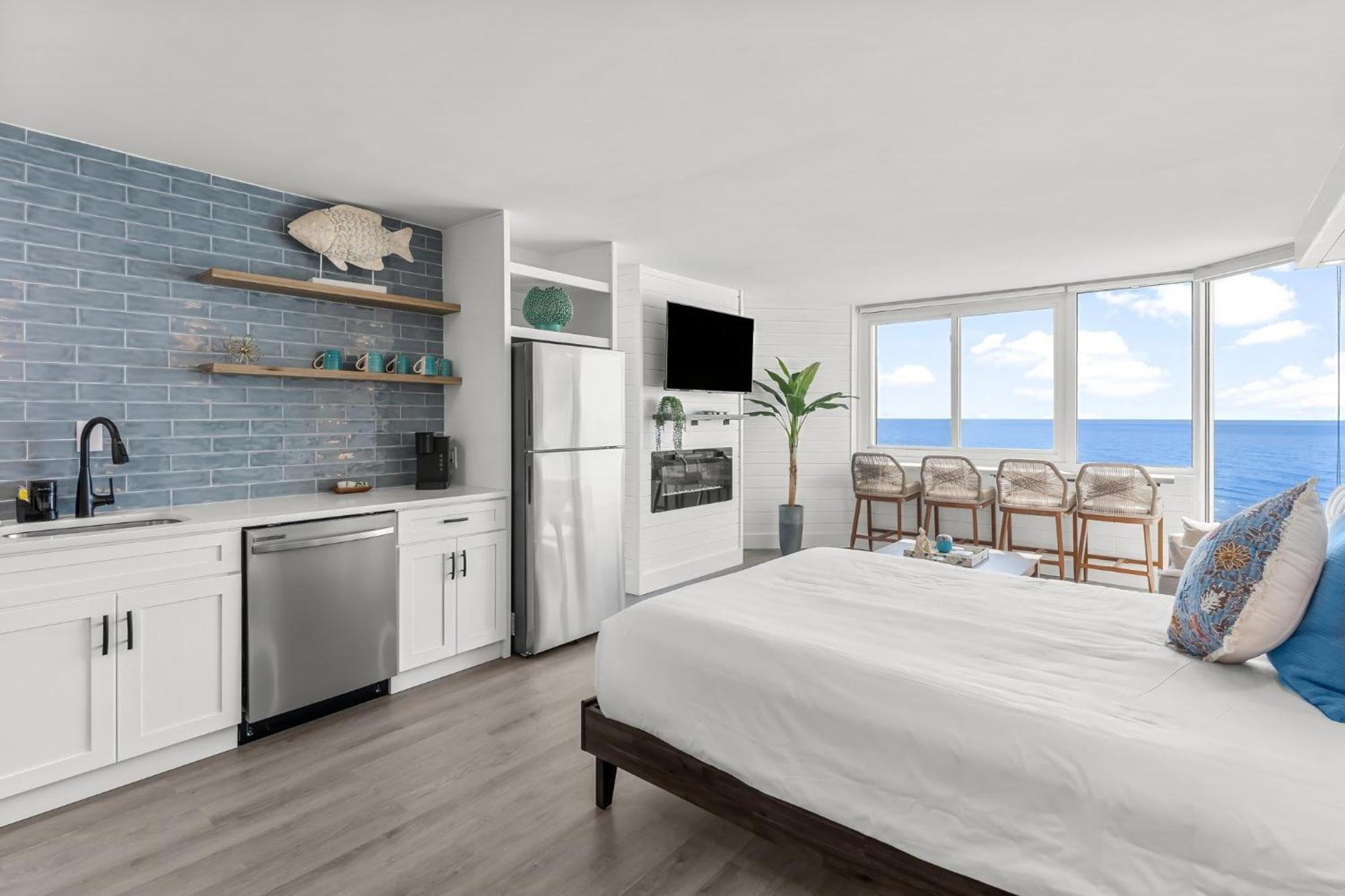 Fantastic Fully Renovated Front - Incredible View - Of The Gulf 723 *