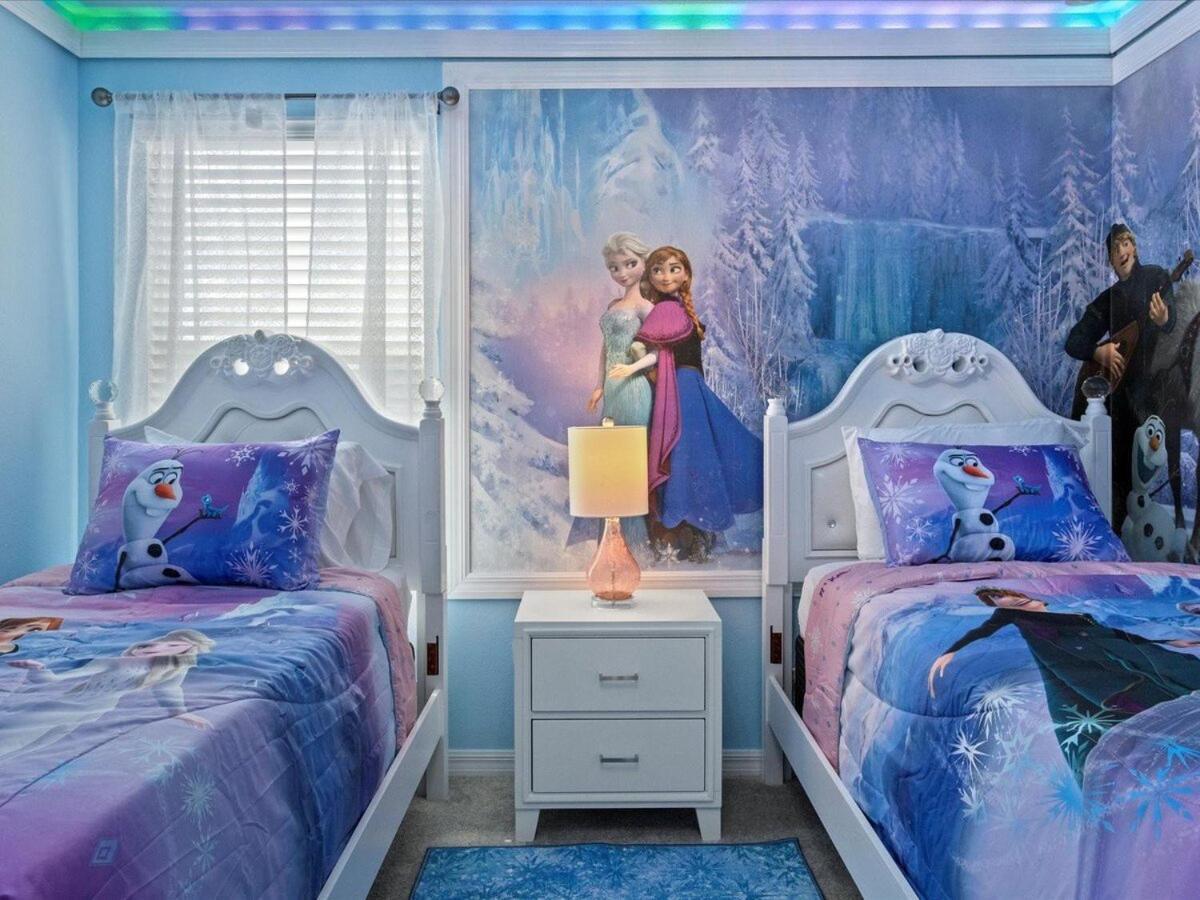 Dazzling Windsor Island 7br Themed Gameroom Holiday home
