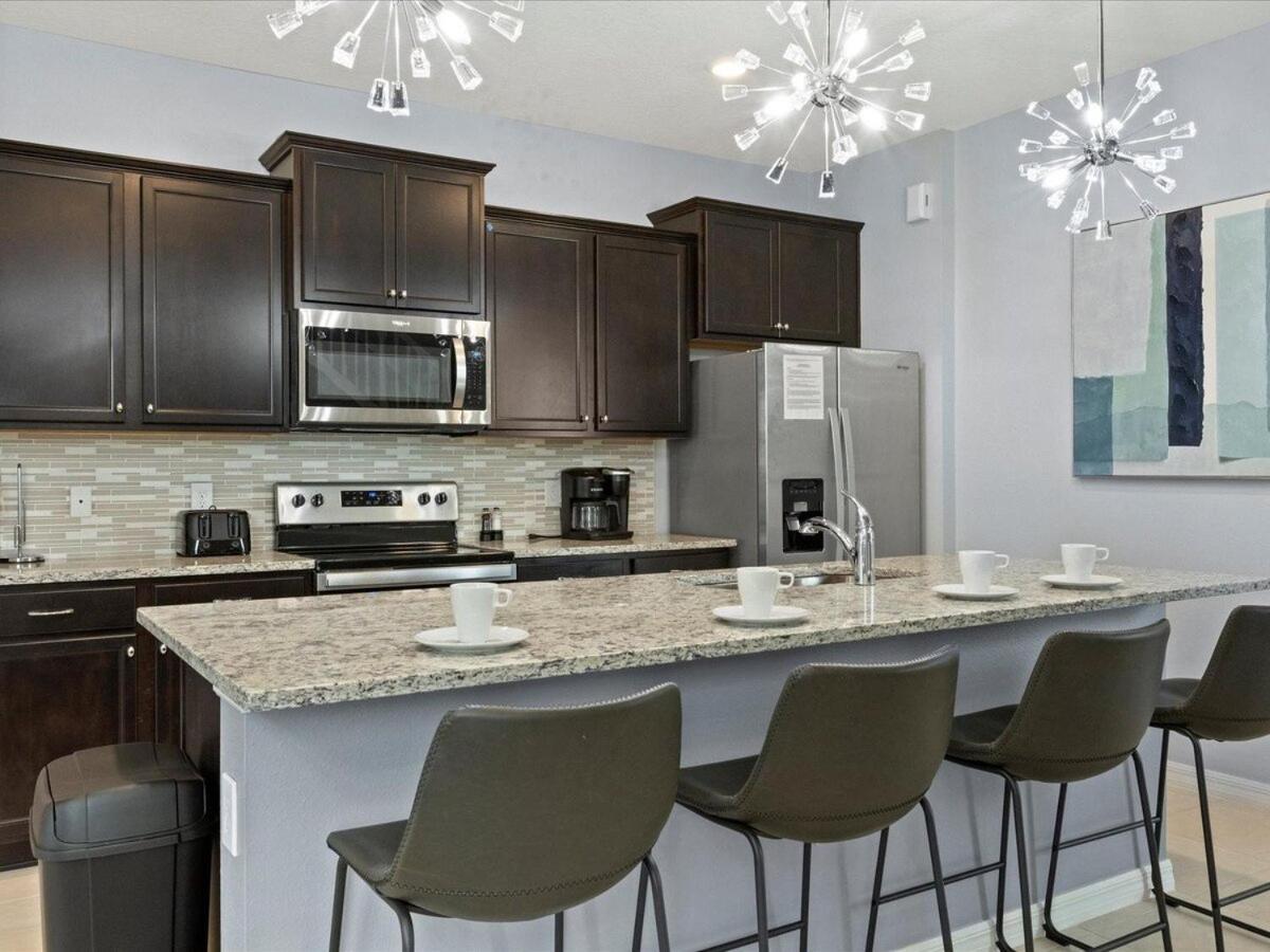Dazzling Windsor Island 7br Themed Gameroom *