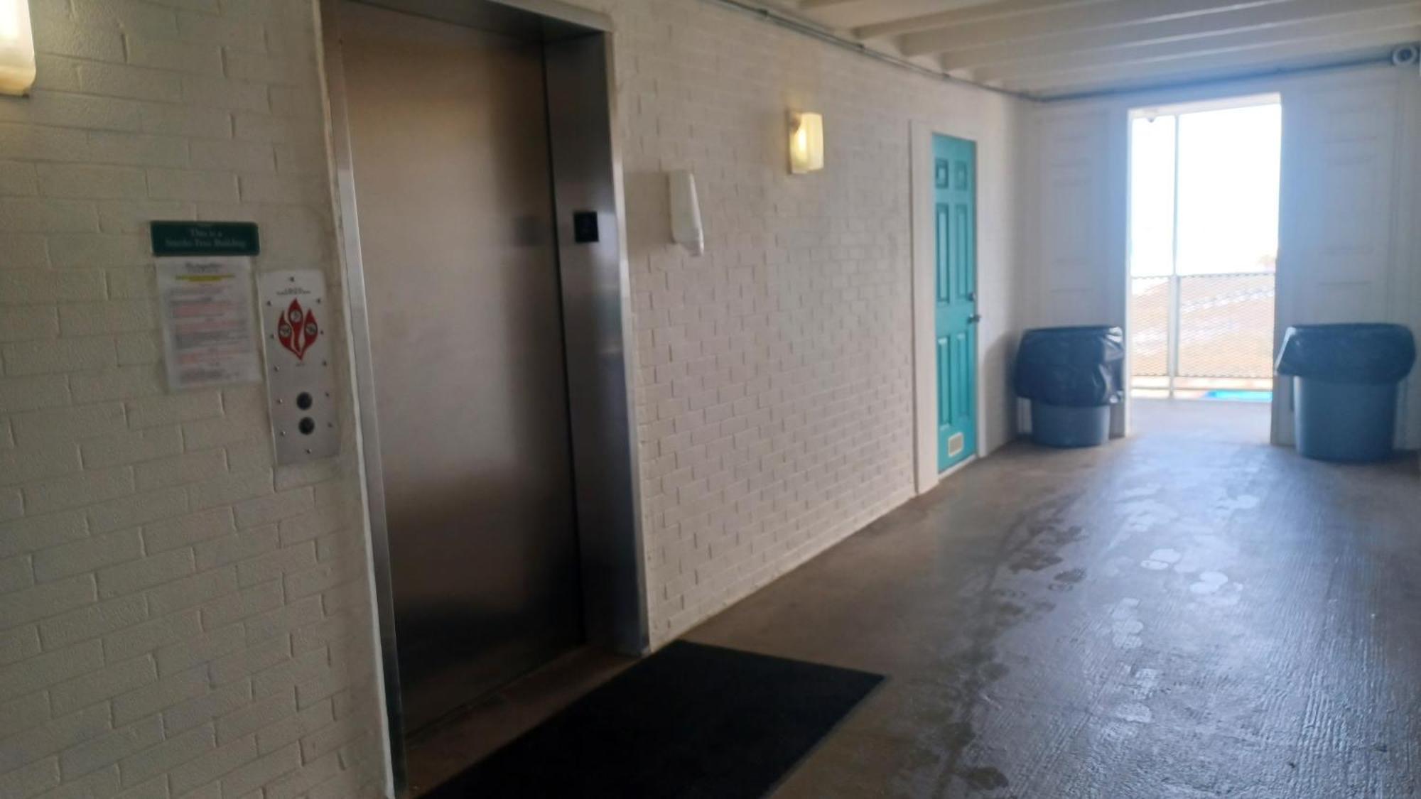 Couples Getaway, Honeymoon Sweet, Perfectly Cozy Front With Kitchen, Pool, Free Parking,check-in At Door