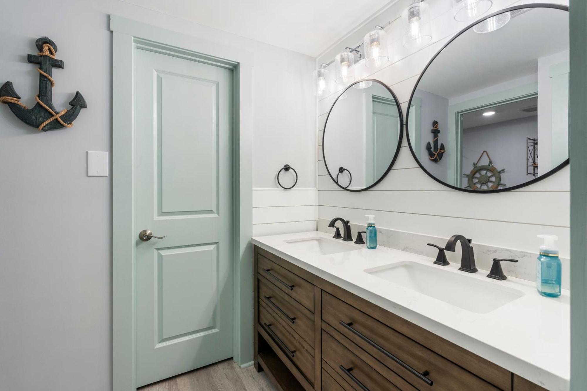 Edgewater Windward 508 - Newly Renovated Corner Condominium! Apartment