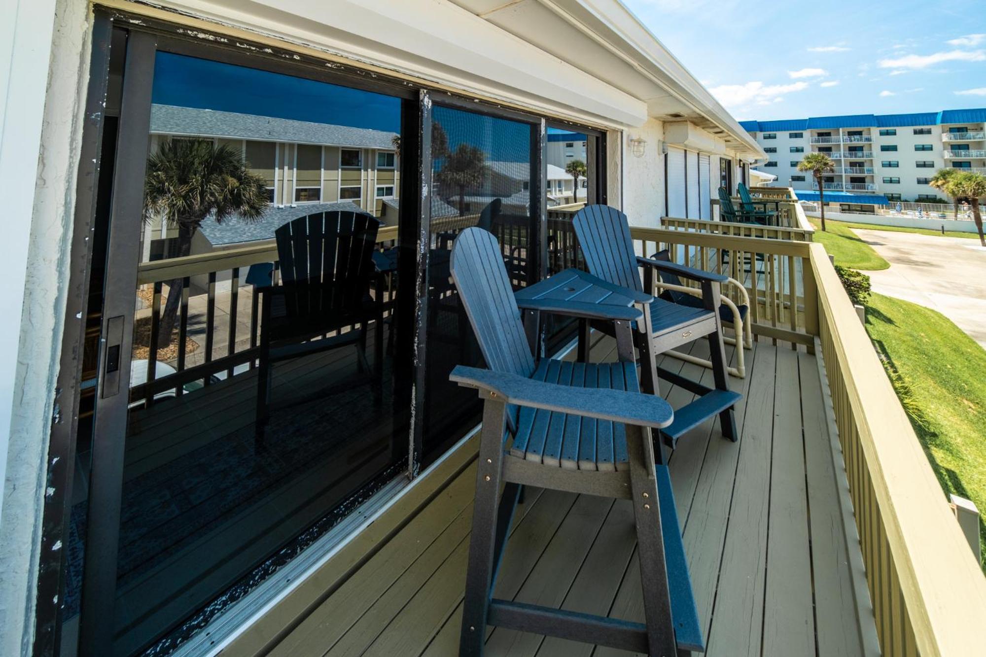 Oceanside Village Townhouse No Drive New Smyrna Beach, Private Ground Floor Patio W Grill Holiday home