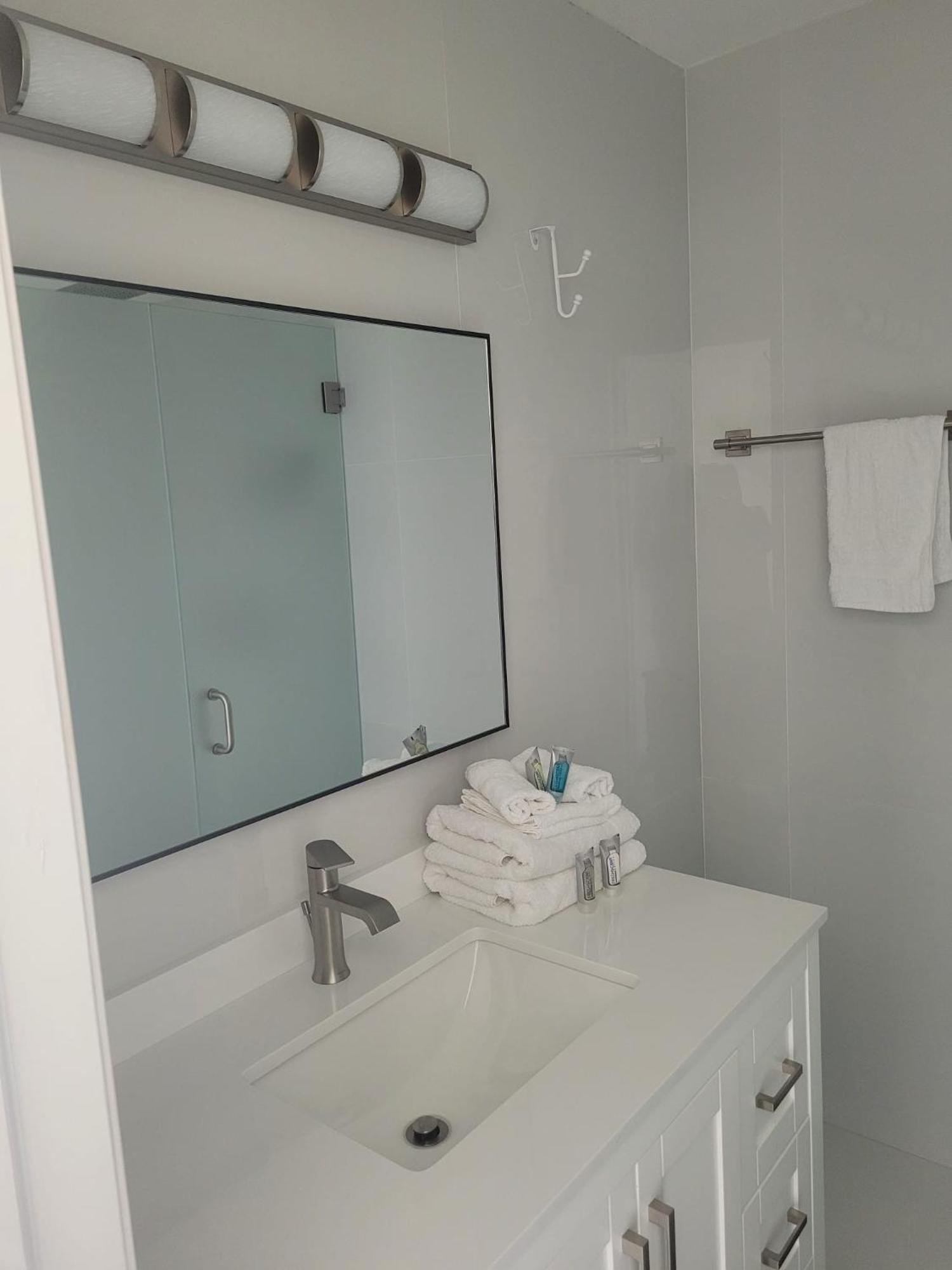 Palm Breeze Hotel 3*