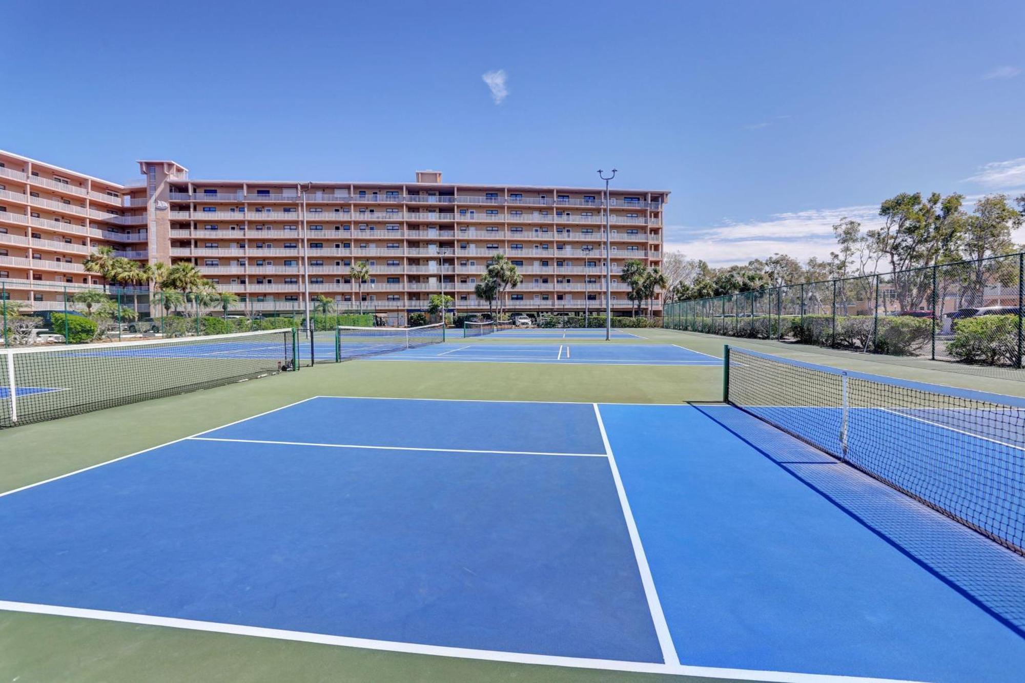 Bayshore Yacht & Tennis 216 *