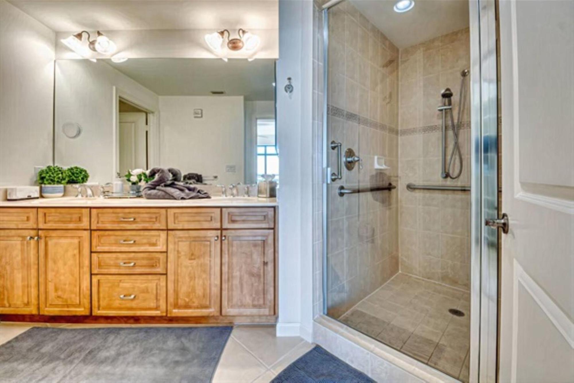 Vista Del Mar At Cape Harbour Marina, 10th Floor Luxury Condo, King Bed, Views! Aparthotel