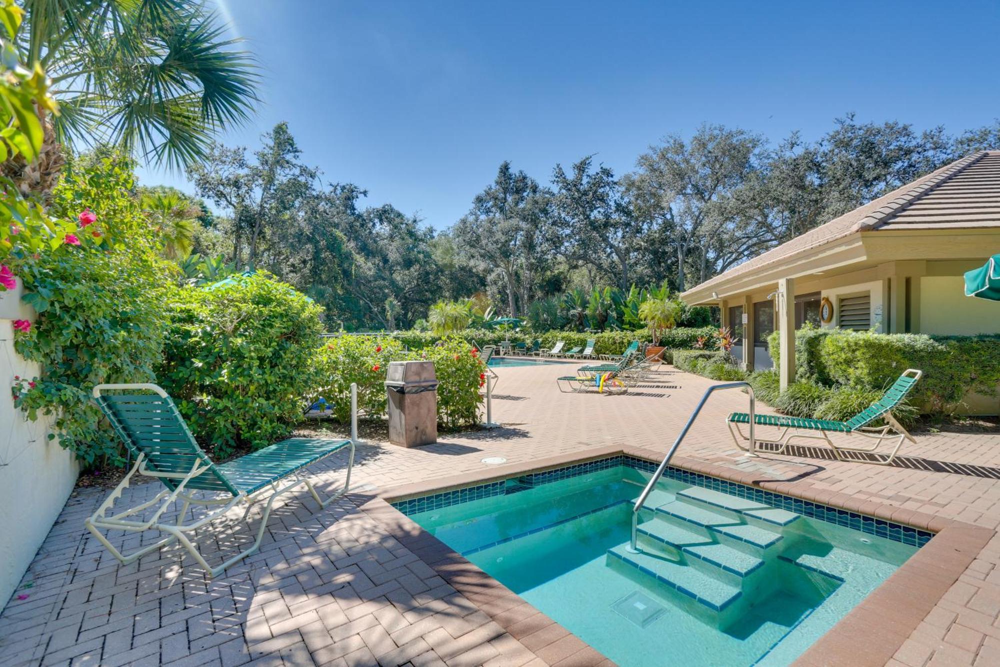 Apartment Vacation With Community Pool! *
