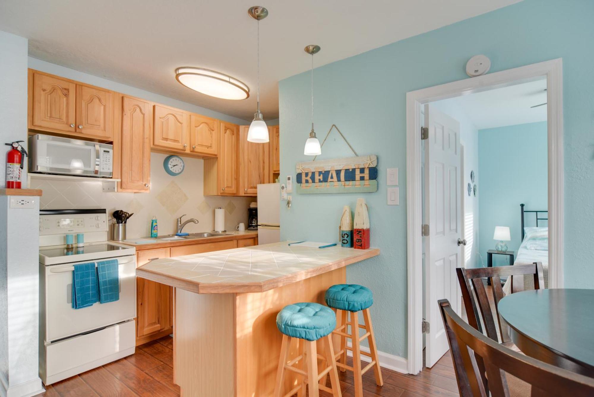 With Community Pool - Walk To Madeira Beach! Apartment