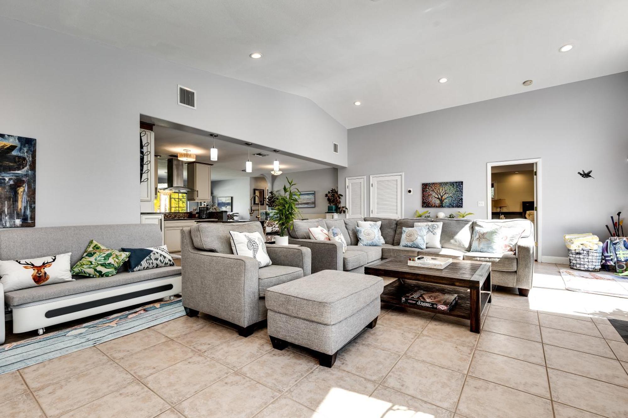 Spaces Sunny Oasis 4br Retreat With 2 King Beds, Amazing Pool, Near South Florida Beaches Holiday home *