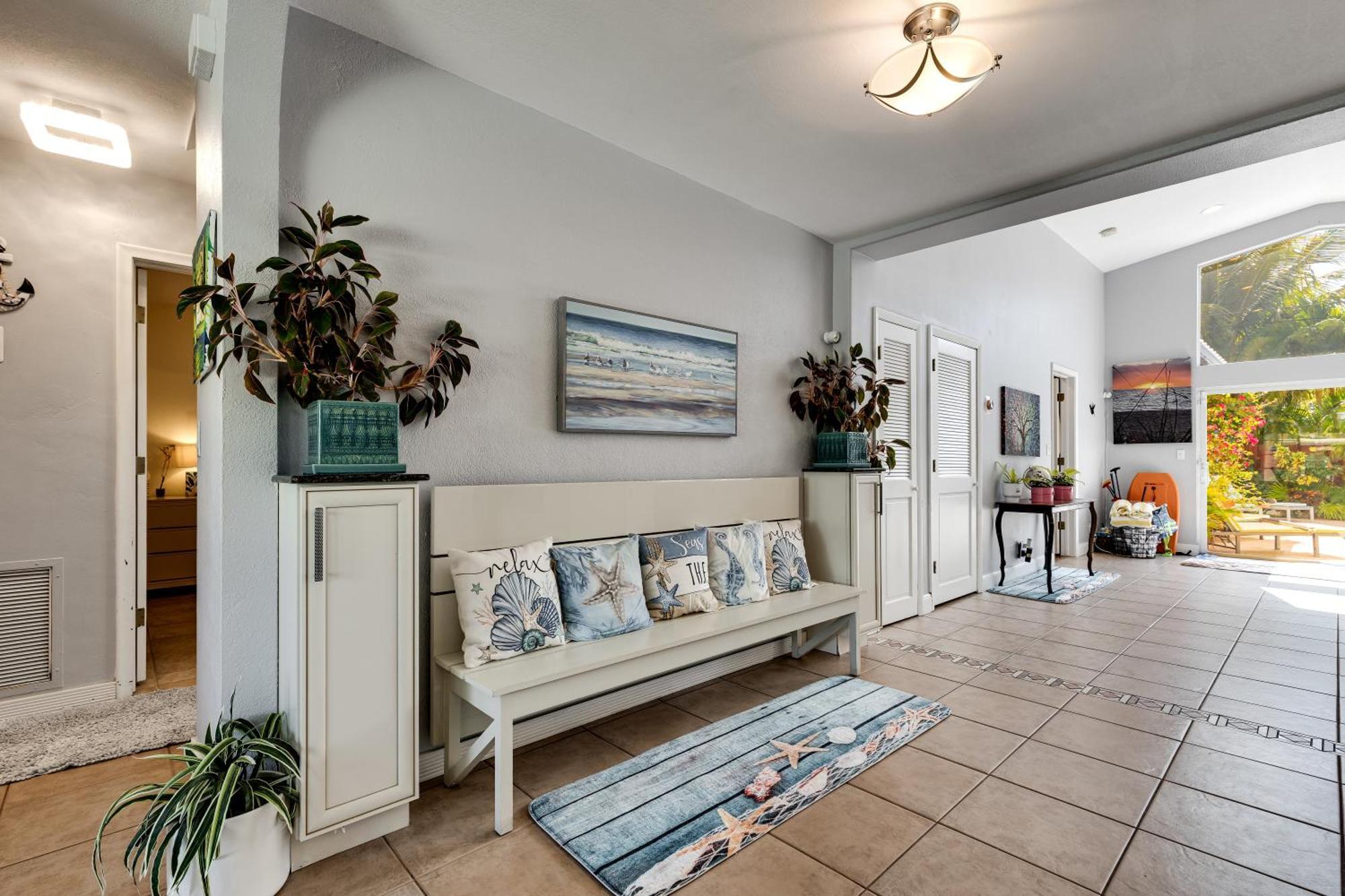 Spaces Sunny Oasis 4br Retreat With 2 King Beds, Amazing Pool, Near South Florida Beaches *