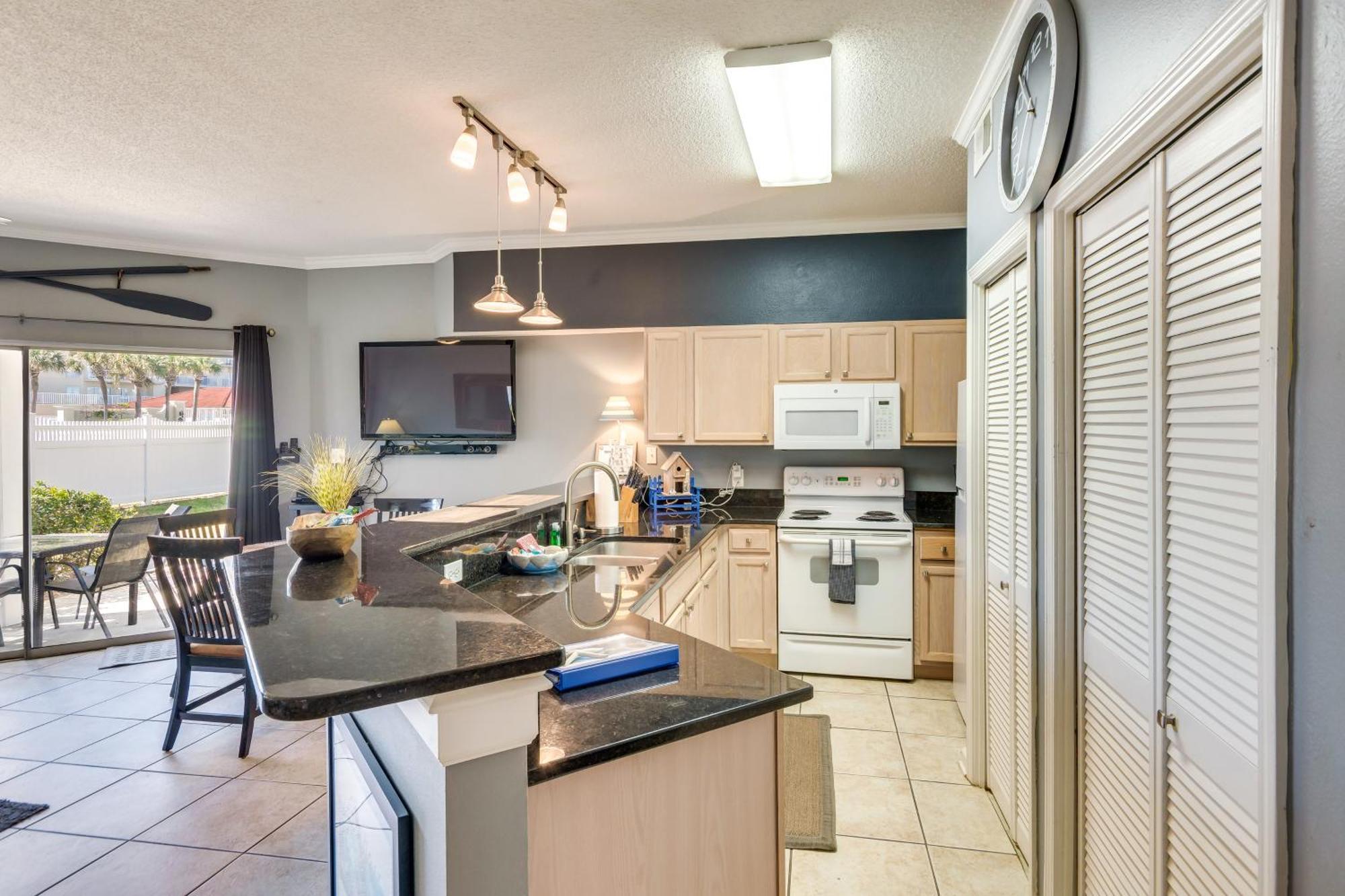 With Community Pools And Access! Apartment Destin