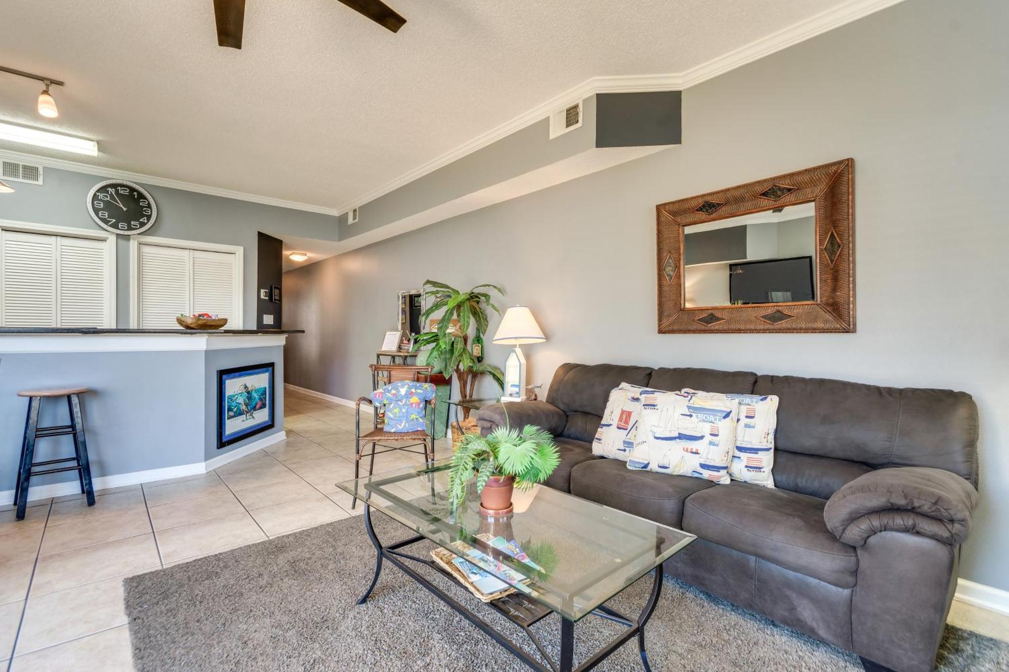 Apartment With Community Pools And Access!