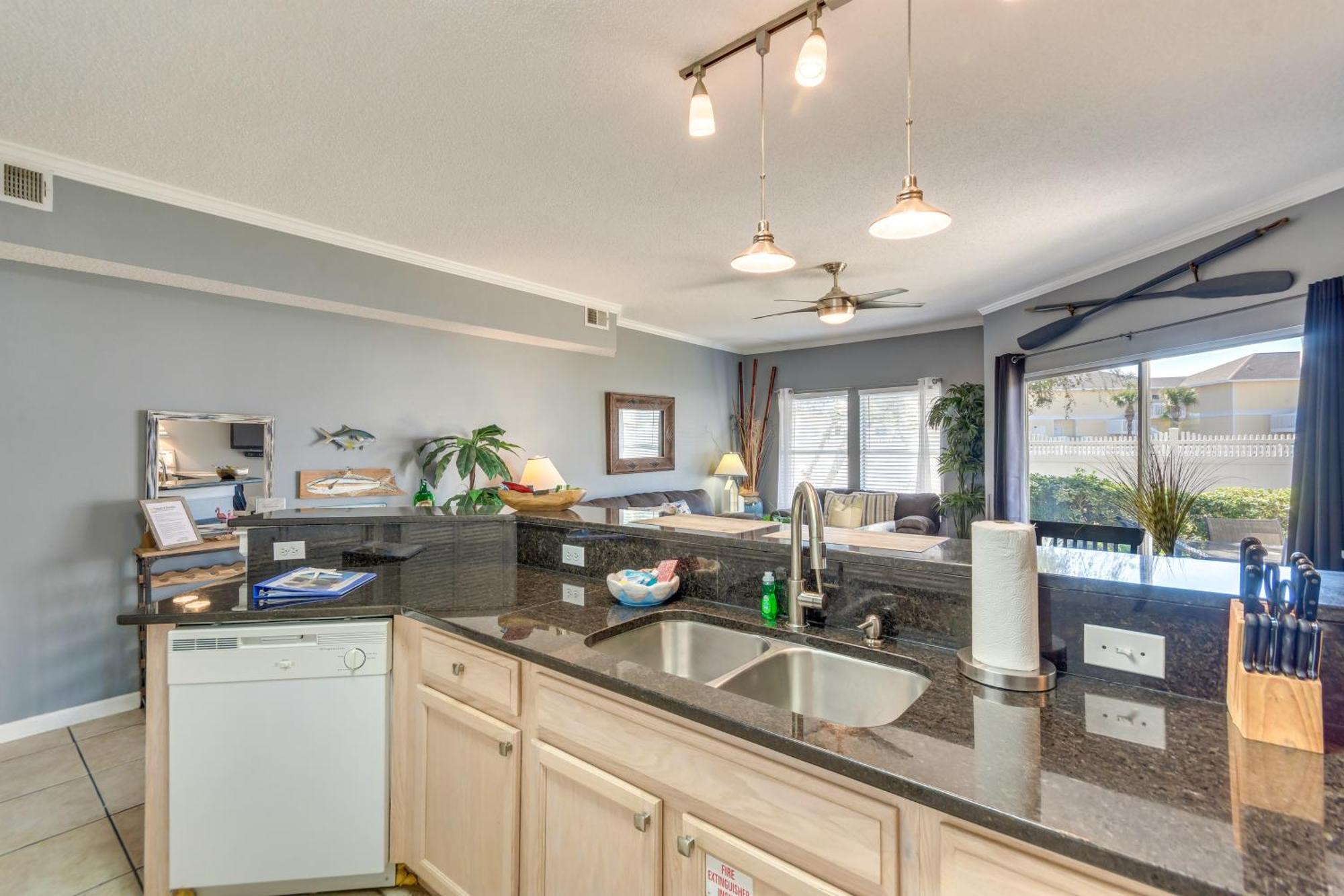 With Community Pools And Access! * Destin