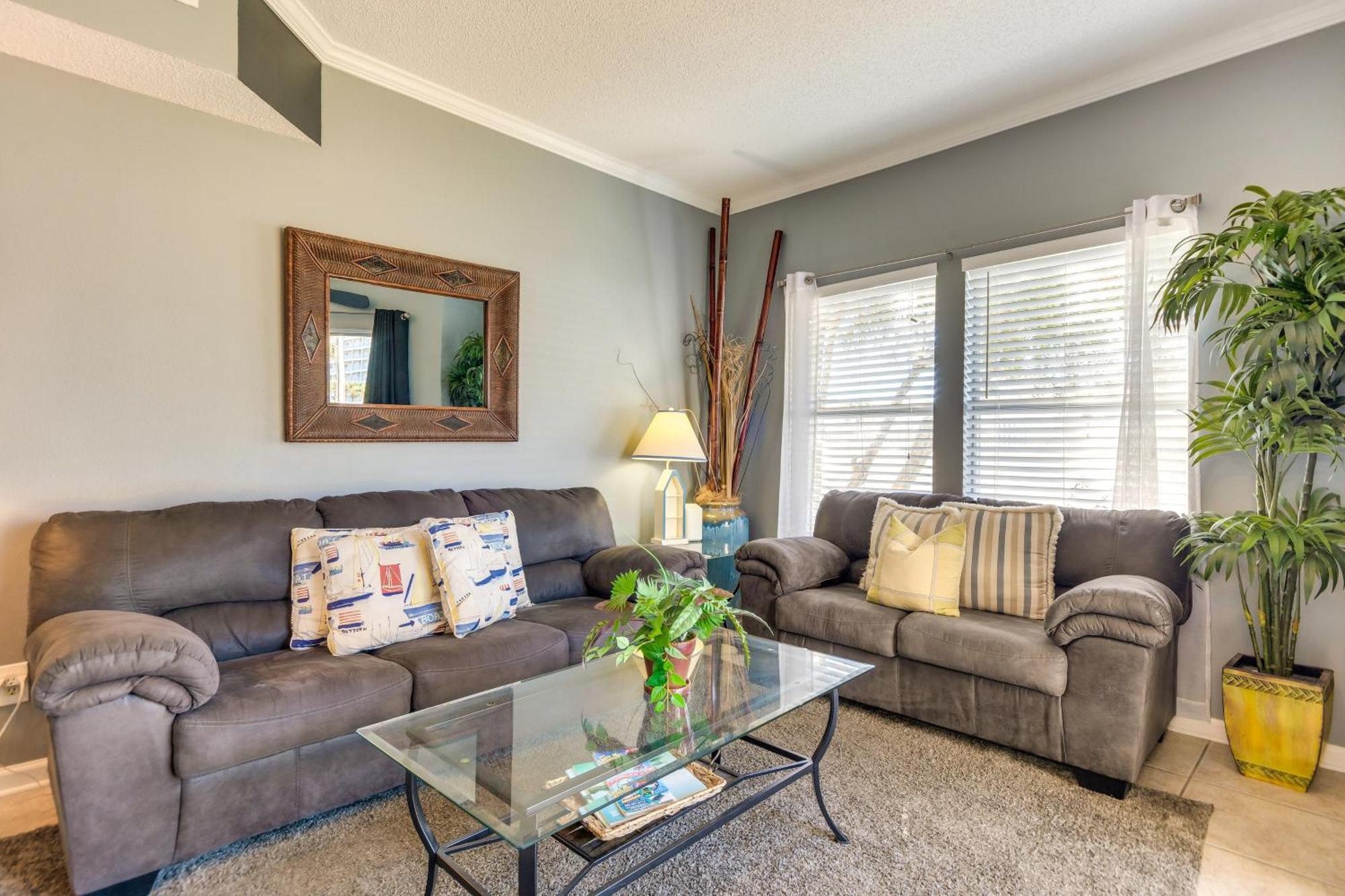 Apartment With Community Pools And Access!