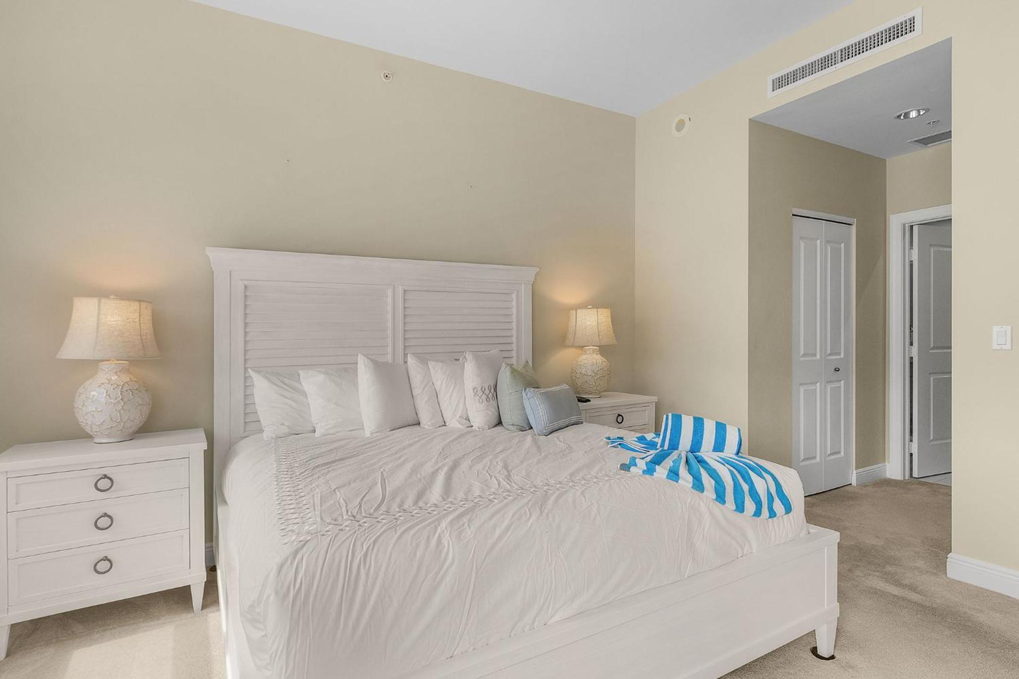 Holiday home Waterfront W/ Bay Views, Pool & Tennis Court