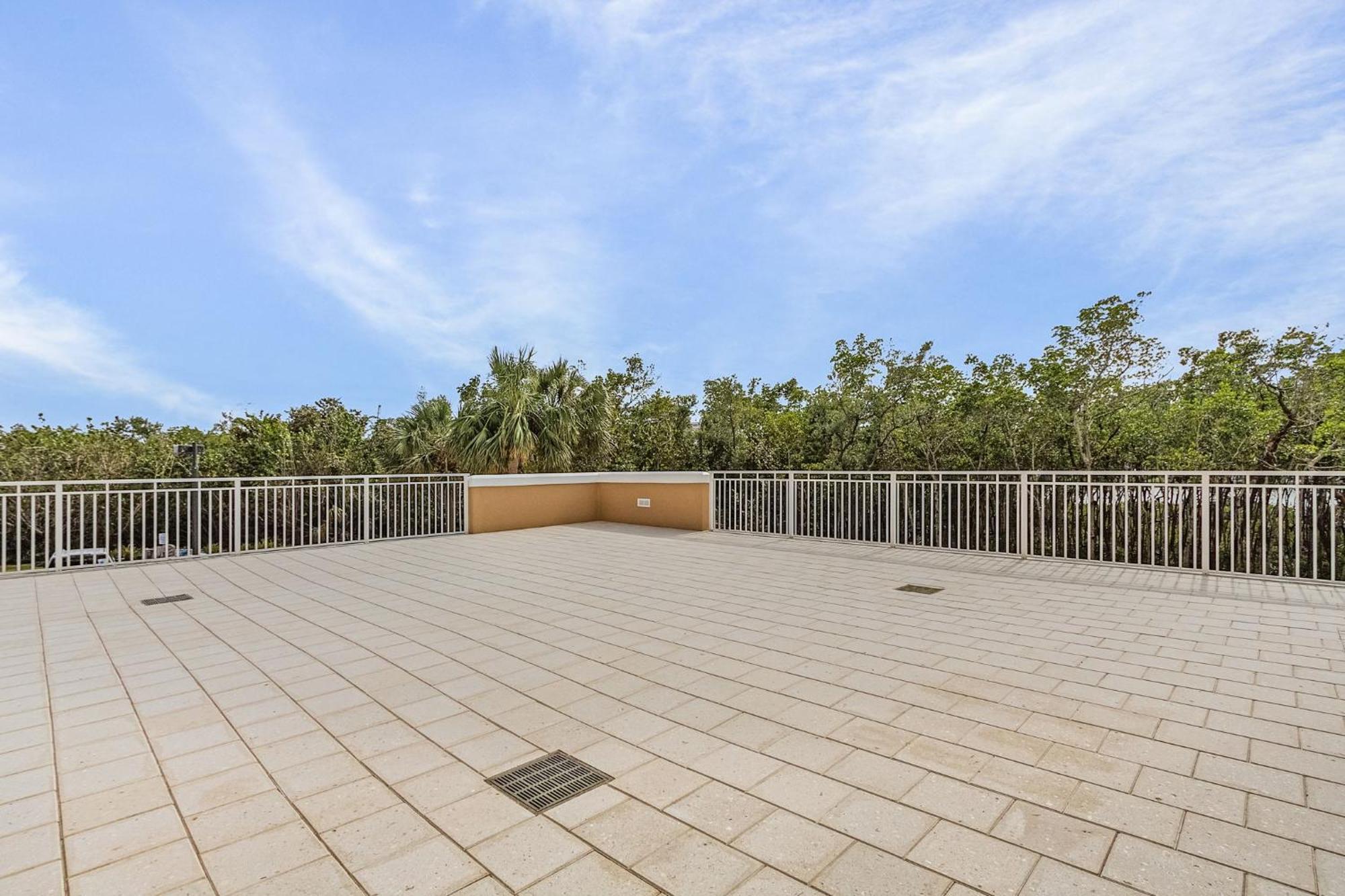 Waterfront W/ Bay Views, Pool & Tennis Court Holiday home