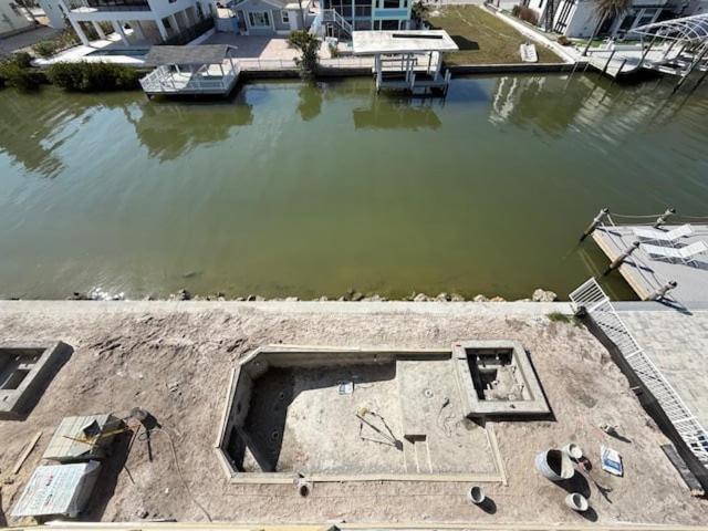 New Luxury Build W/ Pool, Hot Tub & Canal Views *