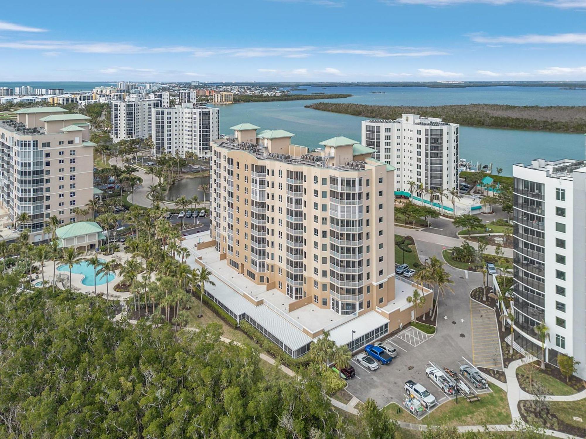 Waterfront W/ Bay Views, Pool & Tennis Court Holiday home