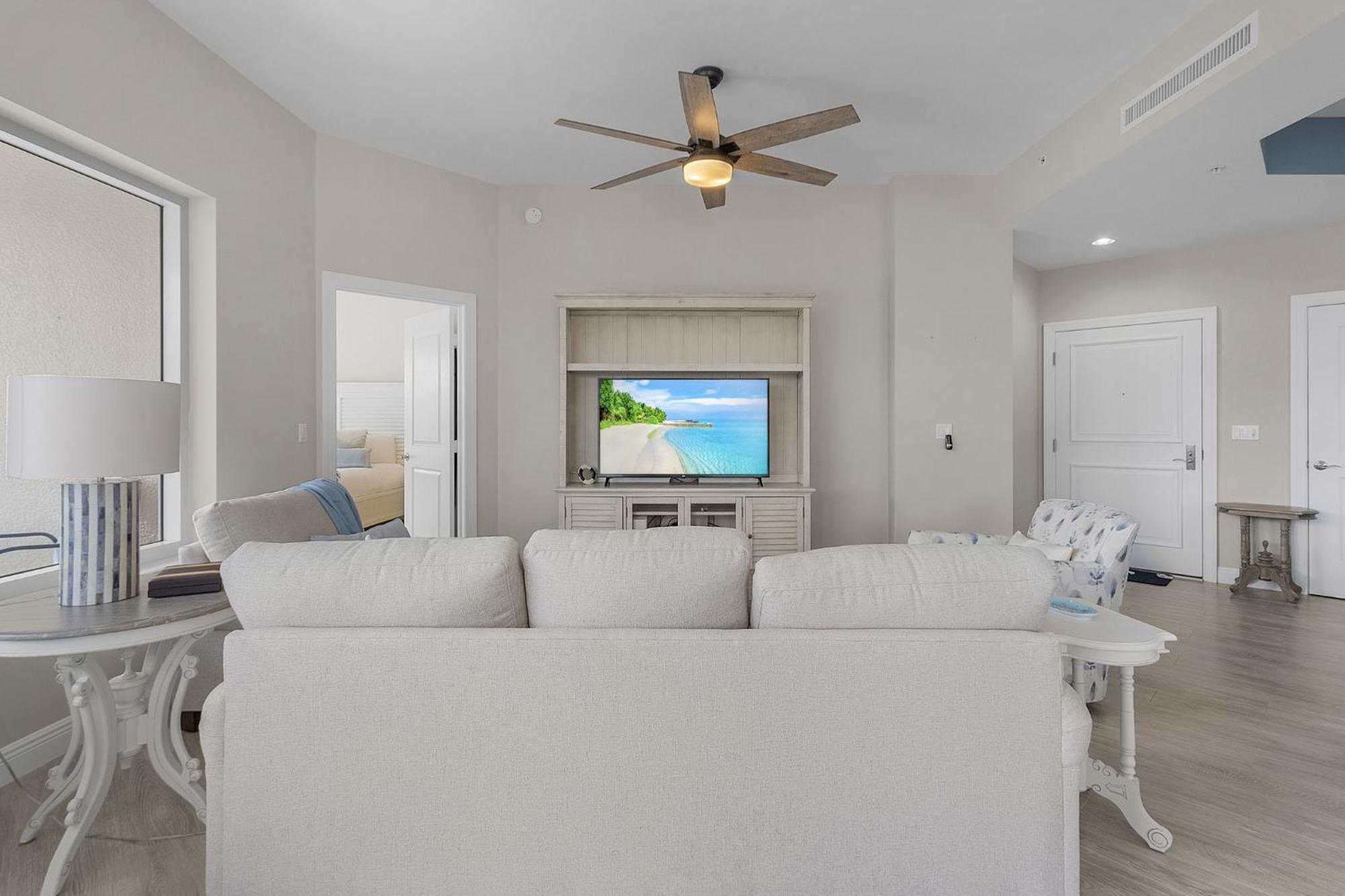 Holiday home Waterfront W/ Bay Views, Pool & Tennis Court *