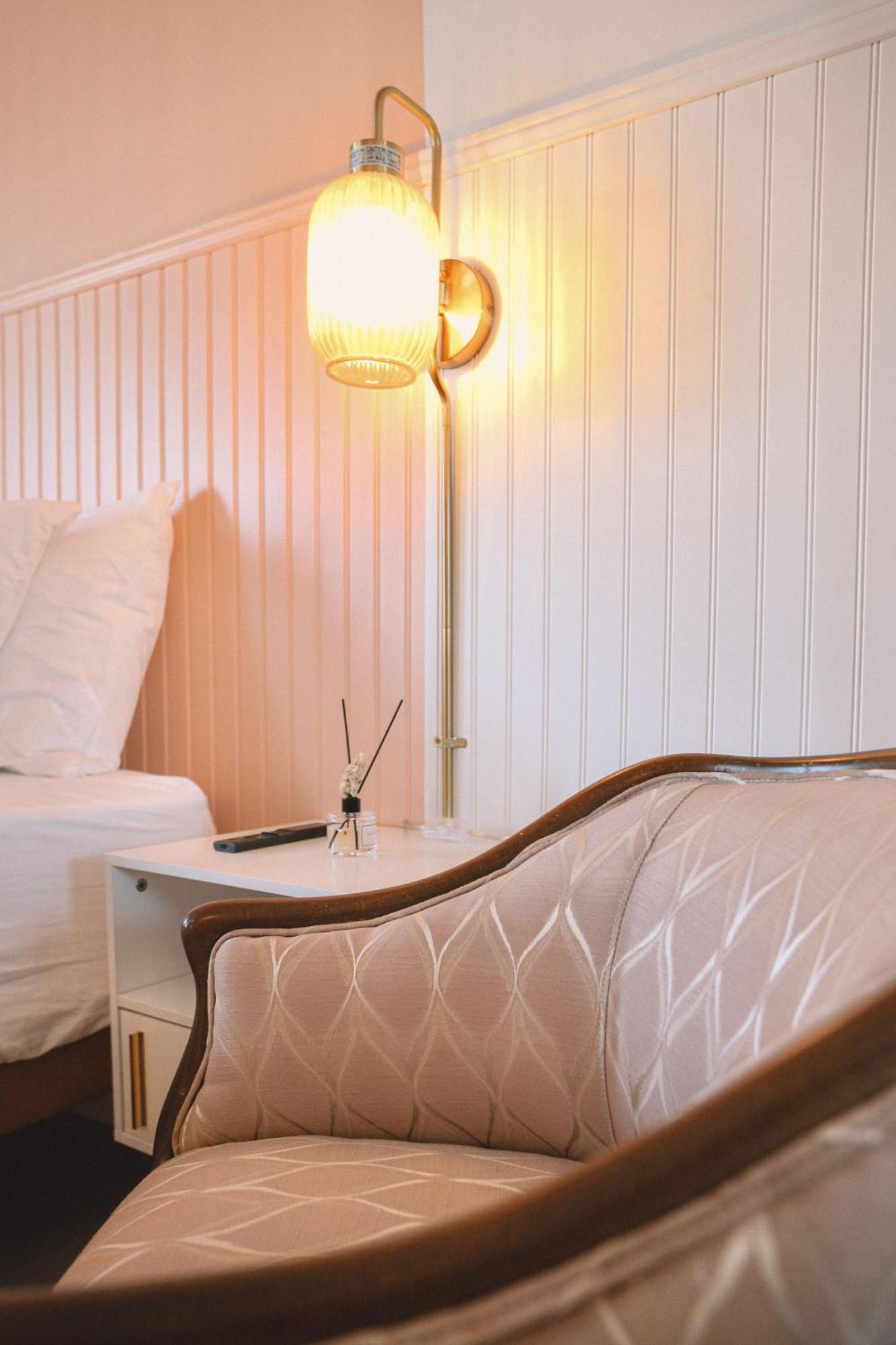 Peninsula Bed & Cocktails Hotel