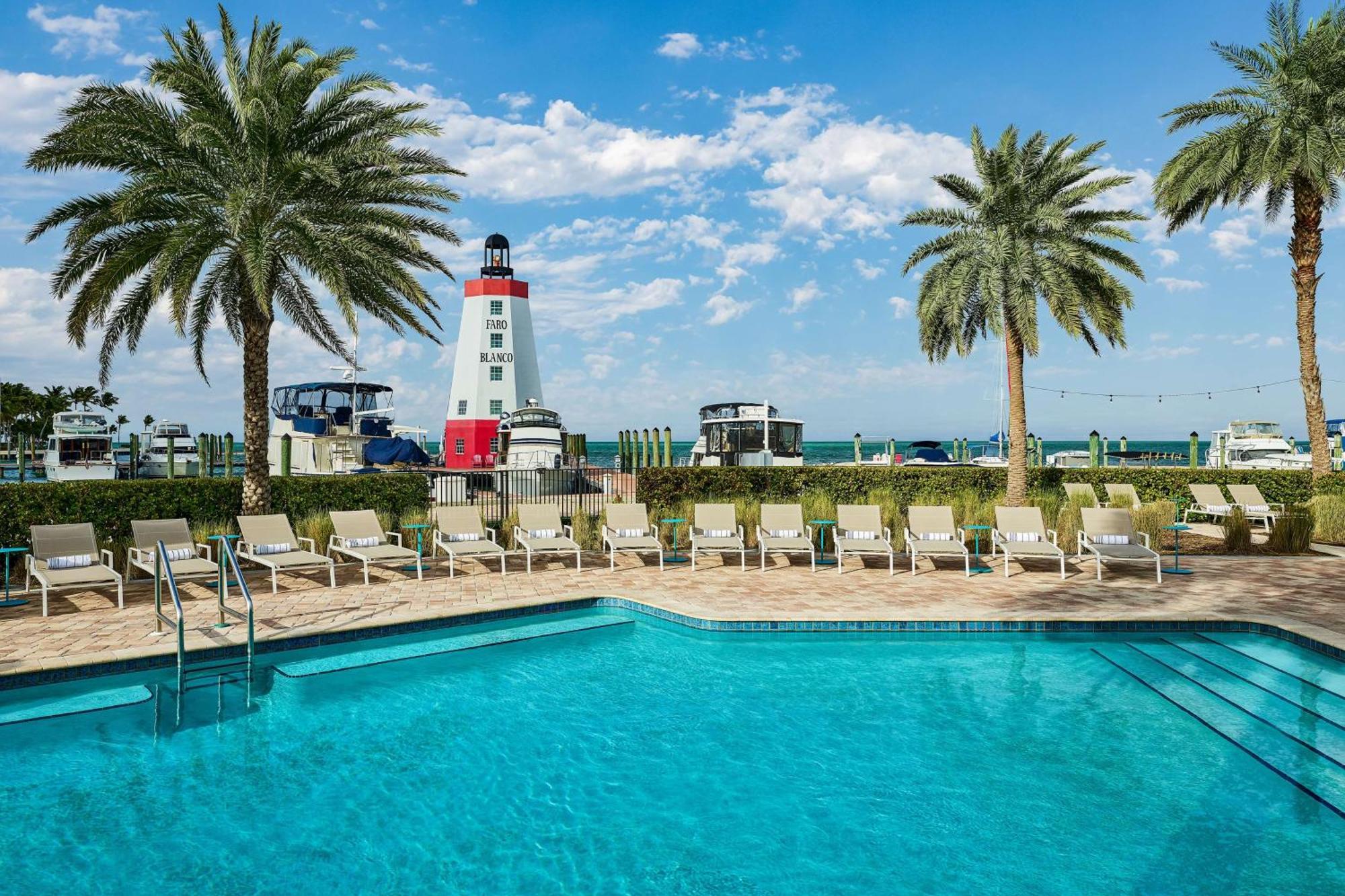 Resort Faro Blanco & Yacht Club Marathon, Curio By Hilton